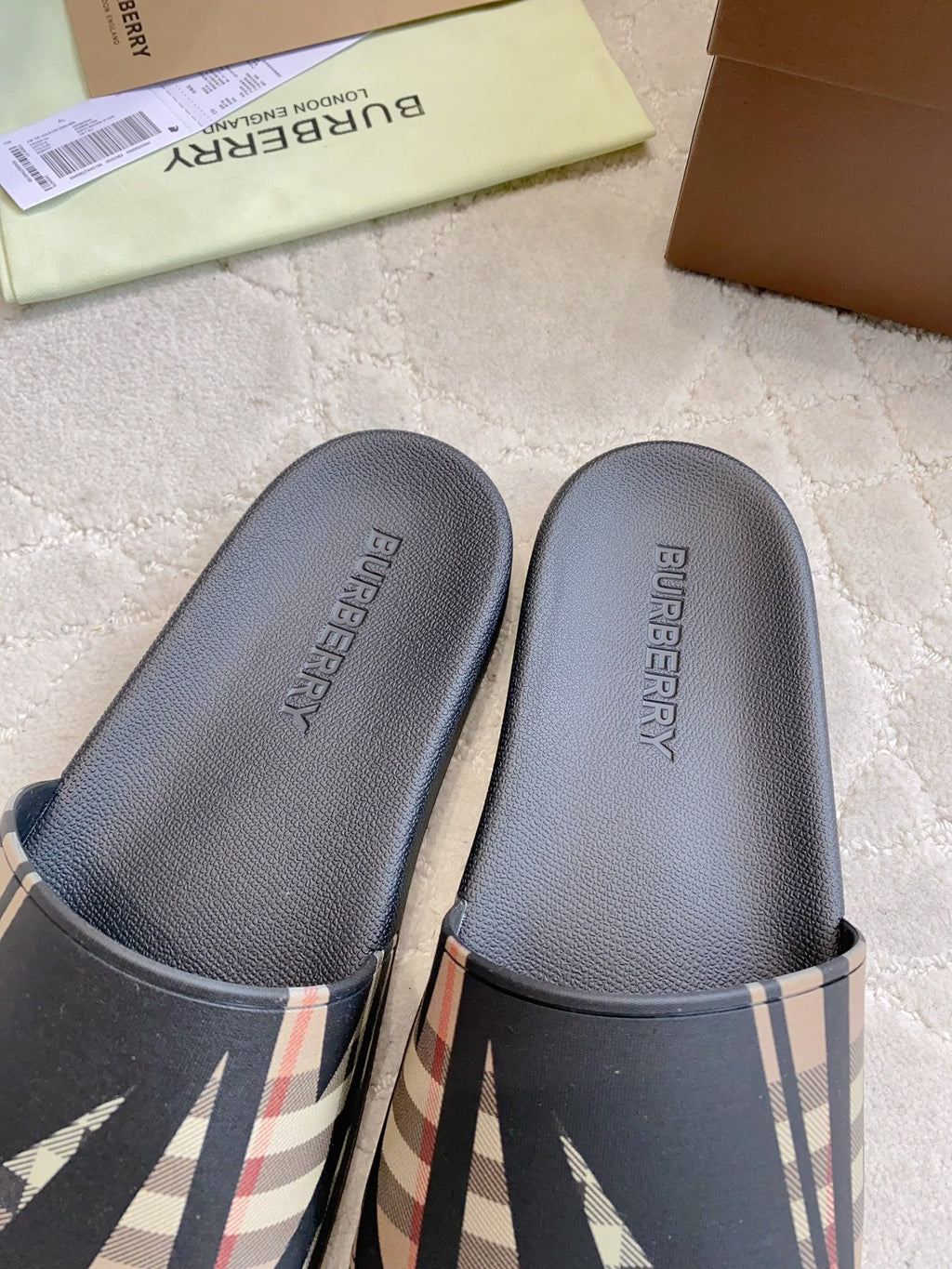 BURBERRY 26S CHECK PRINT RUBBER SLIDES IN BLACK BEIGE CALFSKIN