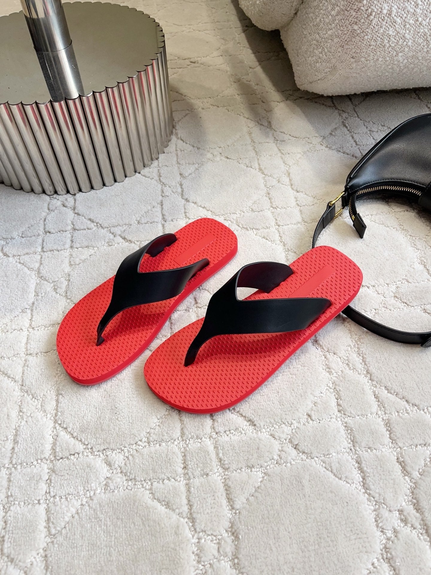 THE ROW 26S THONG SANDALS IN RED RUBBER WITH BLACK STRAPS CALFSKIN