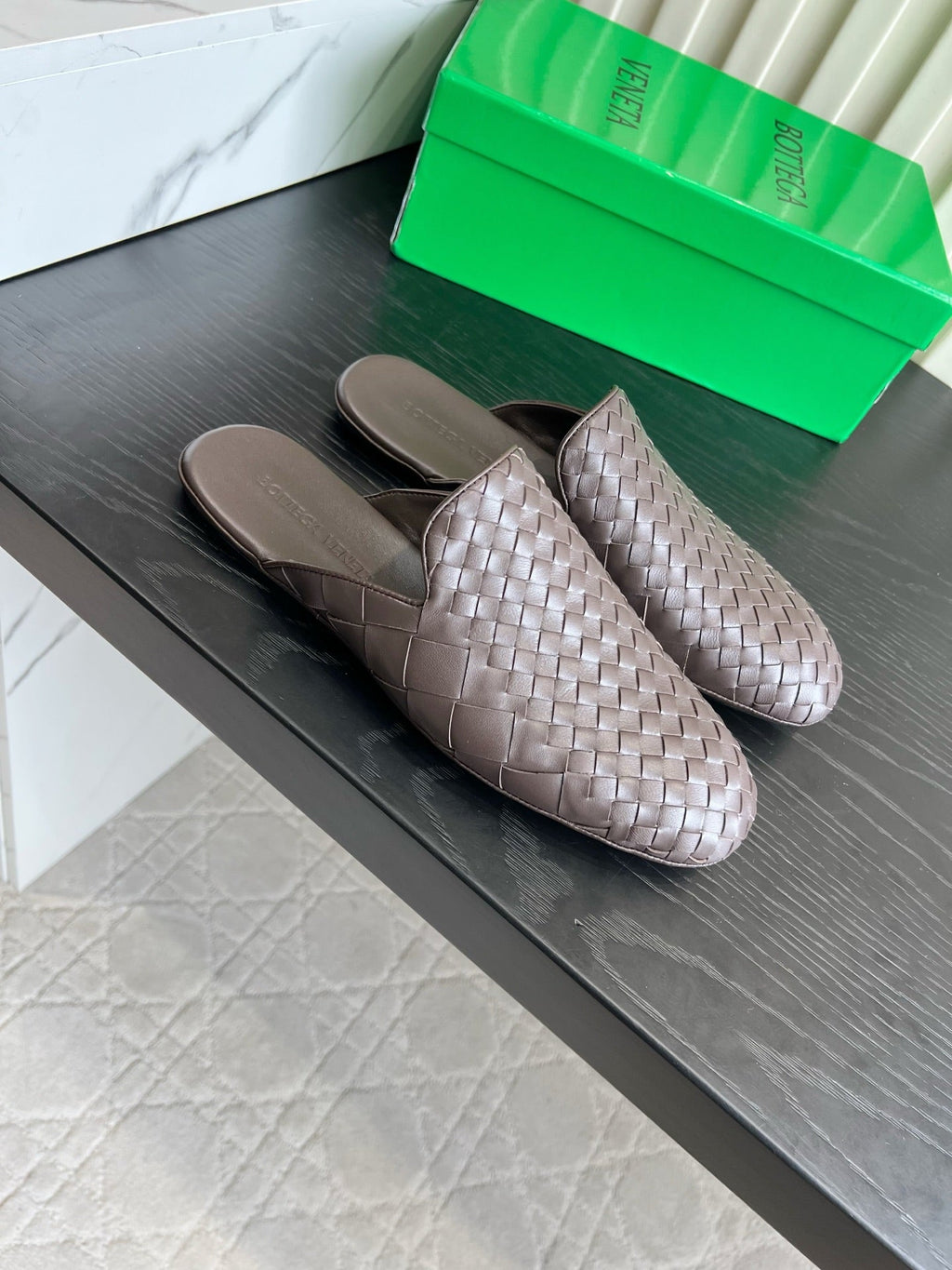 BOTTEGA VENETA 26S FLAT MULES IN DARK BROWN WOVEN LAMBSKIN