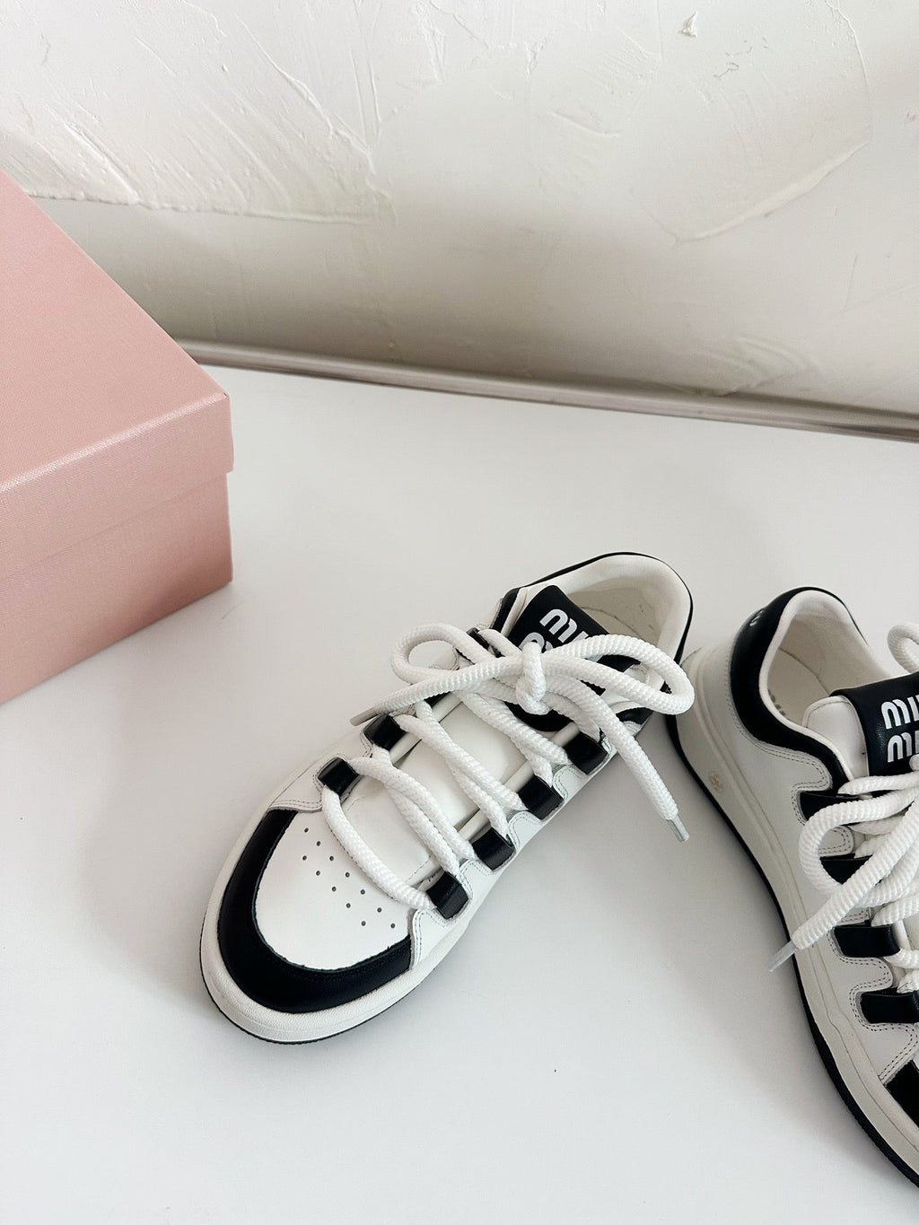 SNEAKERS SIMPLE DESIGN IN BLACK MIX WHITE SHEEPSKIN