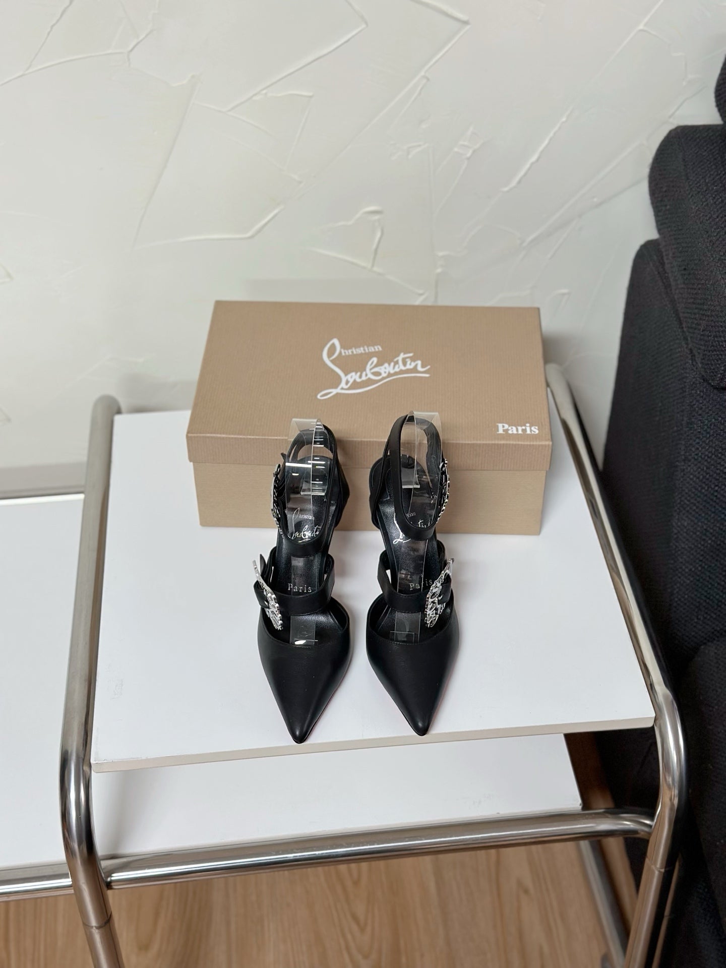 GIDDYLINA LARGE METAL BUCKLES STRAP PUMPS IN BLACK CALFSKIN