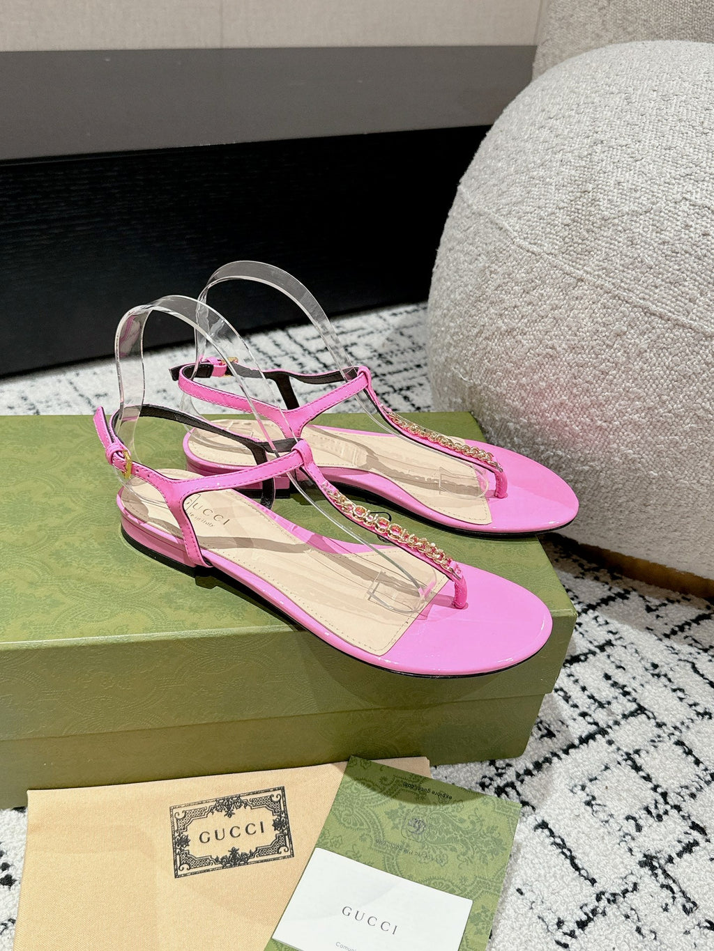 THONG SANDAL IN FUSCIA PINK CALFSKIN WITH GOLD HARDWARE