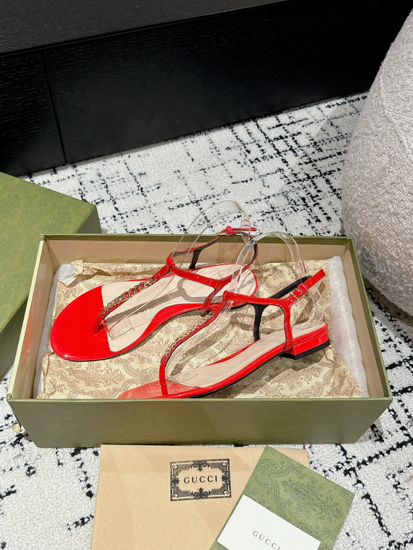 THONG SANDAL IN CANDY RED CALFSKIN WITH GOLD HARDWARE