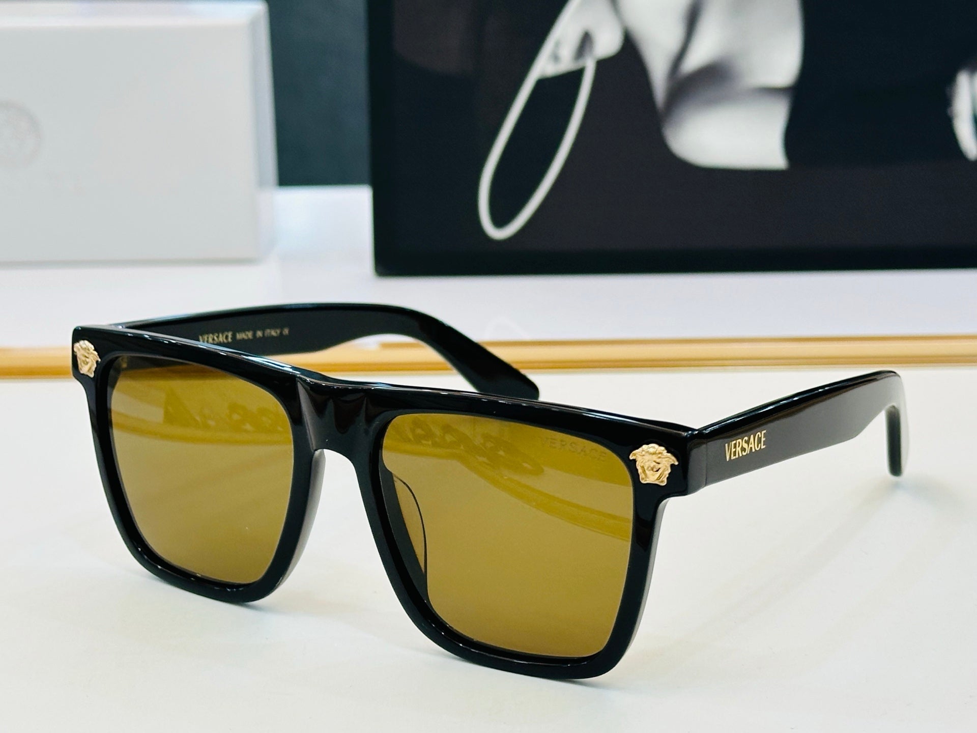 SIGNATURE SQUARED FRAME SUNGLASSES VE4526 IN ACETATE