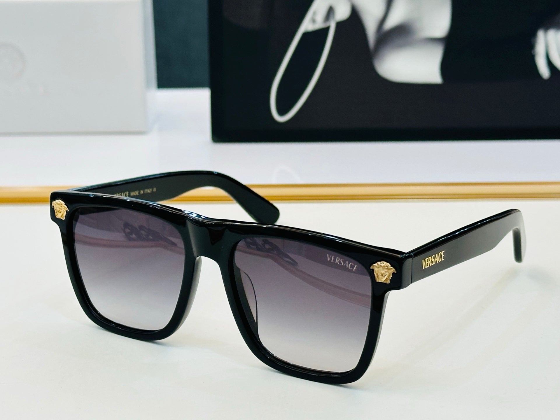 SIGNATURE SQUARED FRAME SUNGLASSES VE4526 IN ACETATE