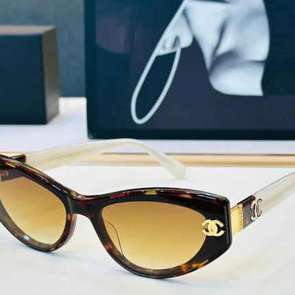 CHANEL 26S ANGULAR CAT-EYE FRAME IN ACETATE 404680