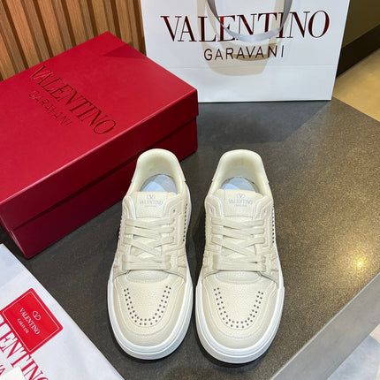 VALENTINO 26S ONESTUD SNEAKERS IN CREAM WHITE CALFSKIN