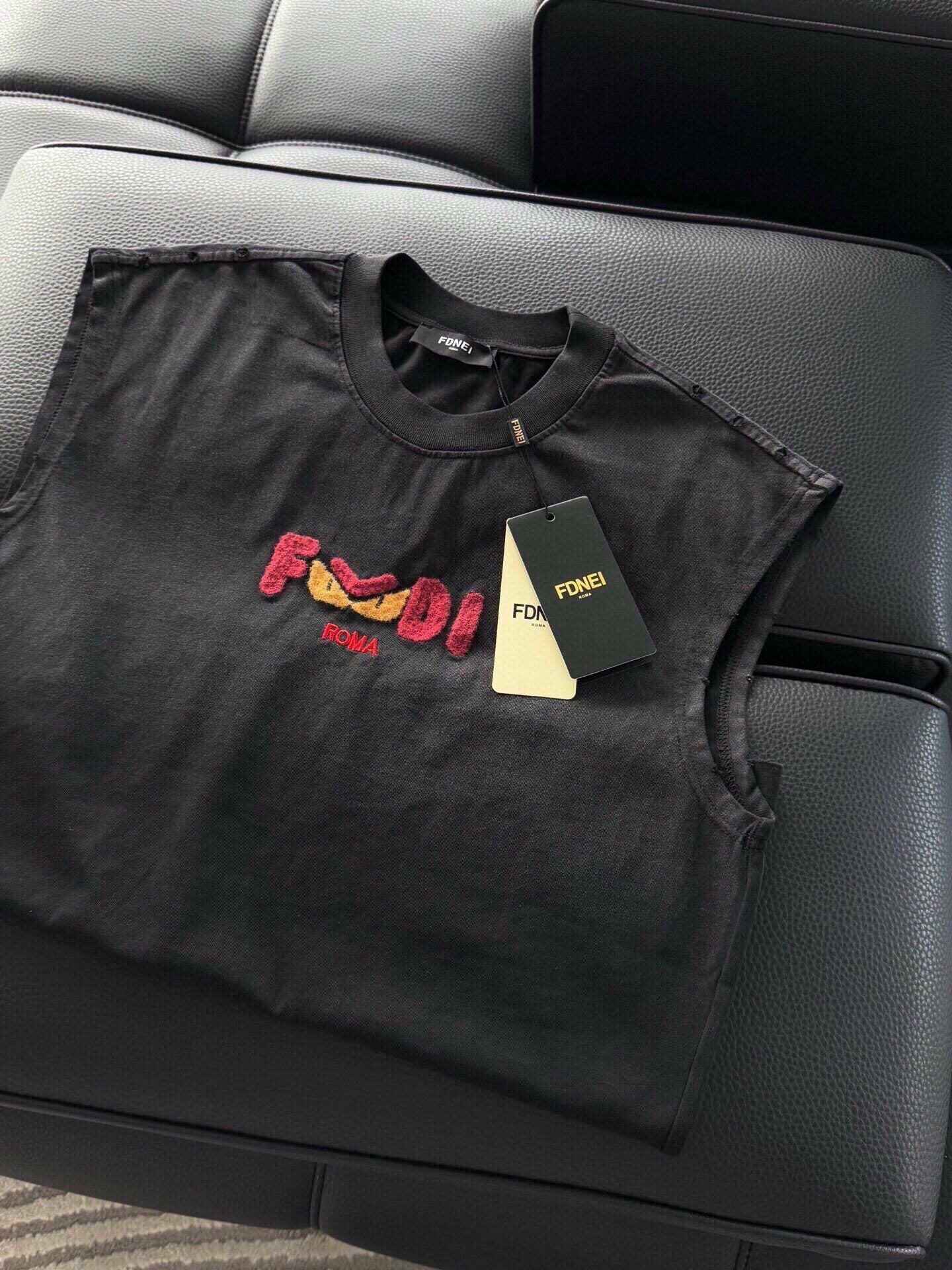 FENDI 26S SLEEVELESS T-SHIRT 158