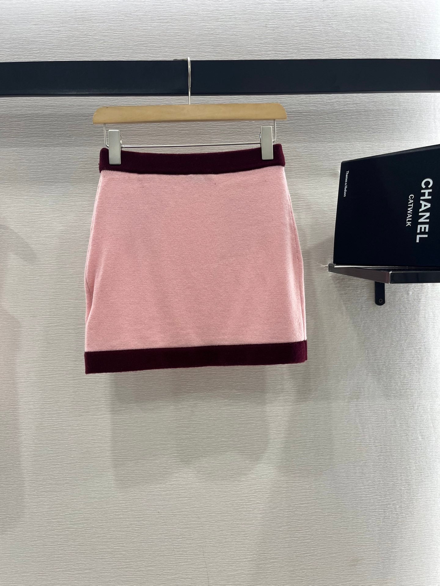 CHANEL FLAT-NECK KNIT CAMISOLE AND STRAIGHT KNIT SKIRT SET 263412