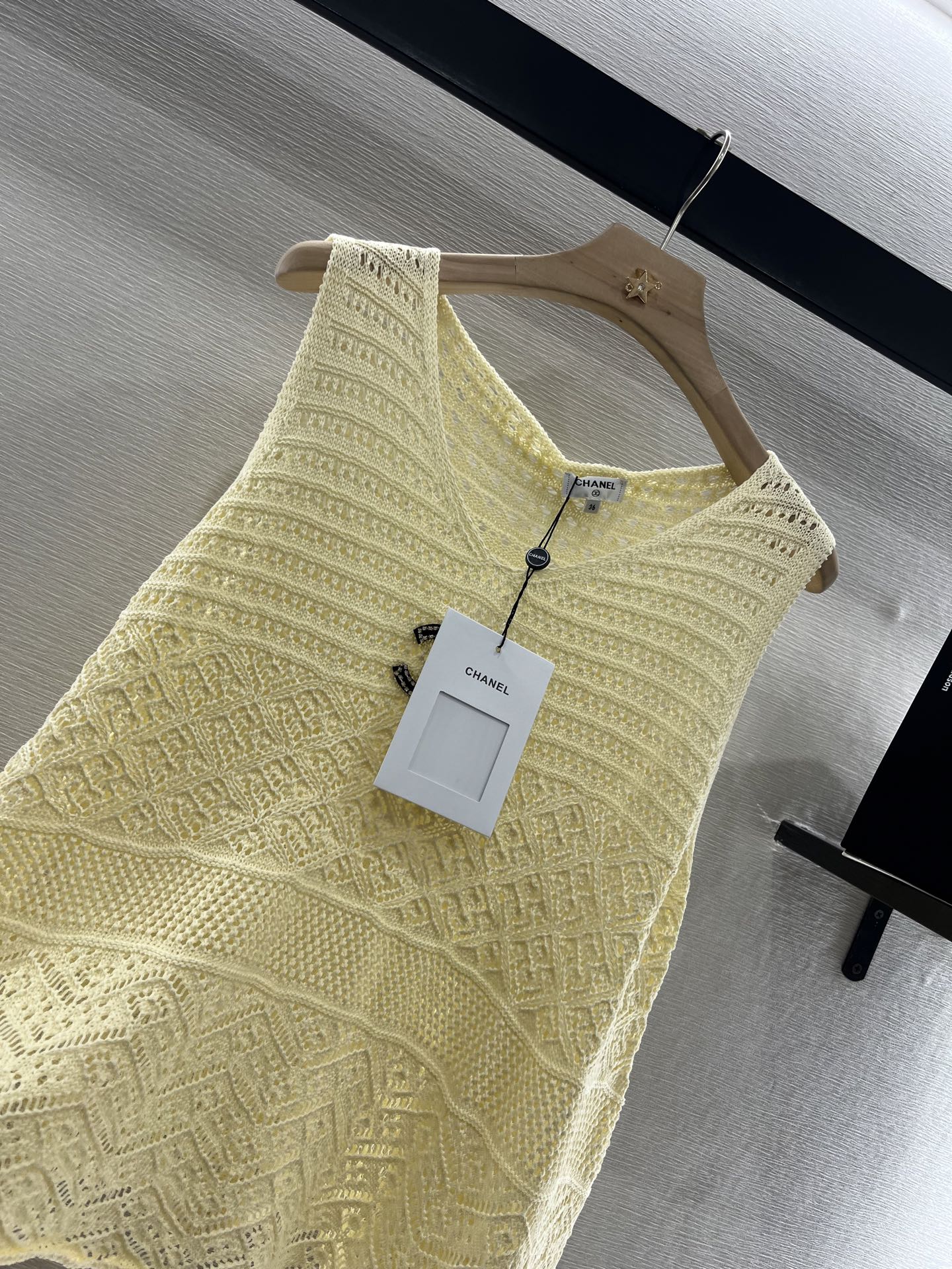CHANEL LIGHT YELLOW SLEEVELESS KNIT TOP