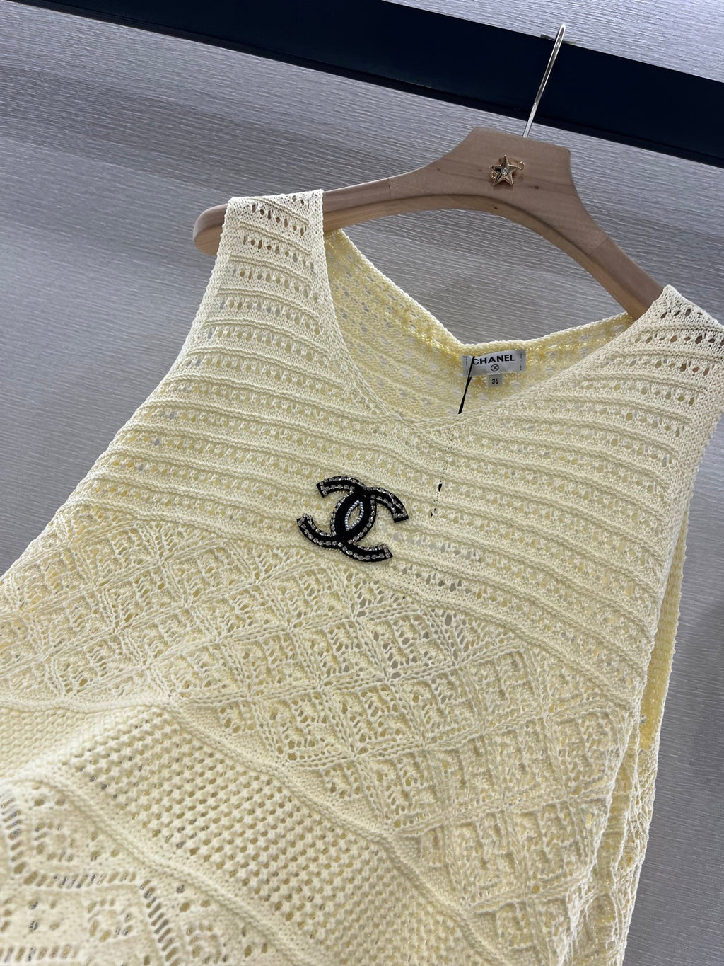 CHANEL LIGHT YELLOW SLEEVELESS KNIT TOP