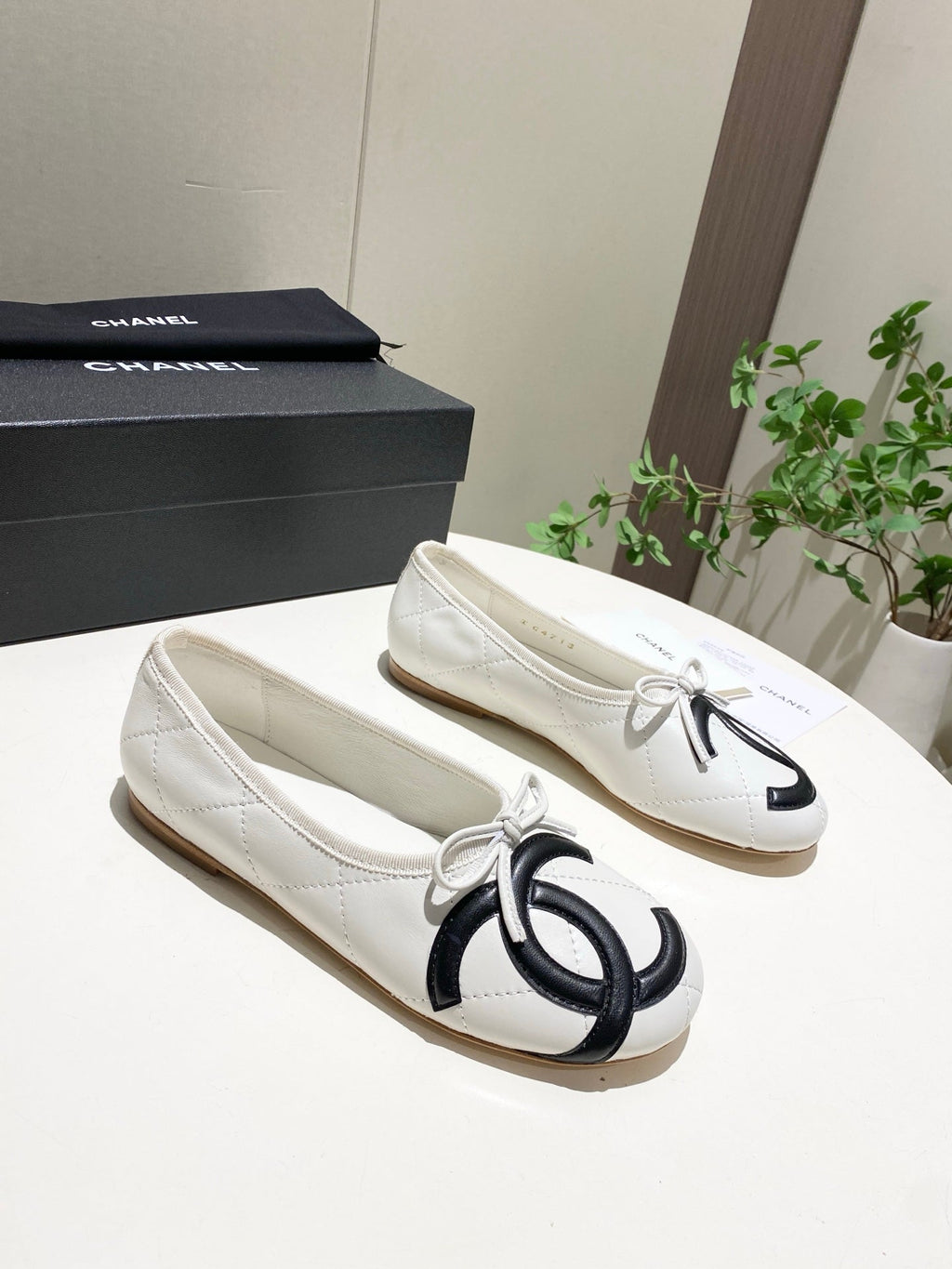CHANEL 26S FLATS IN WHITE LAMBSKIN WITH BOW