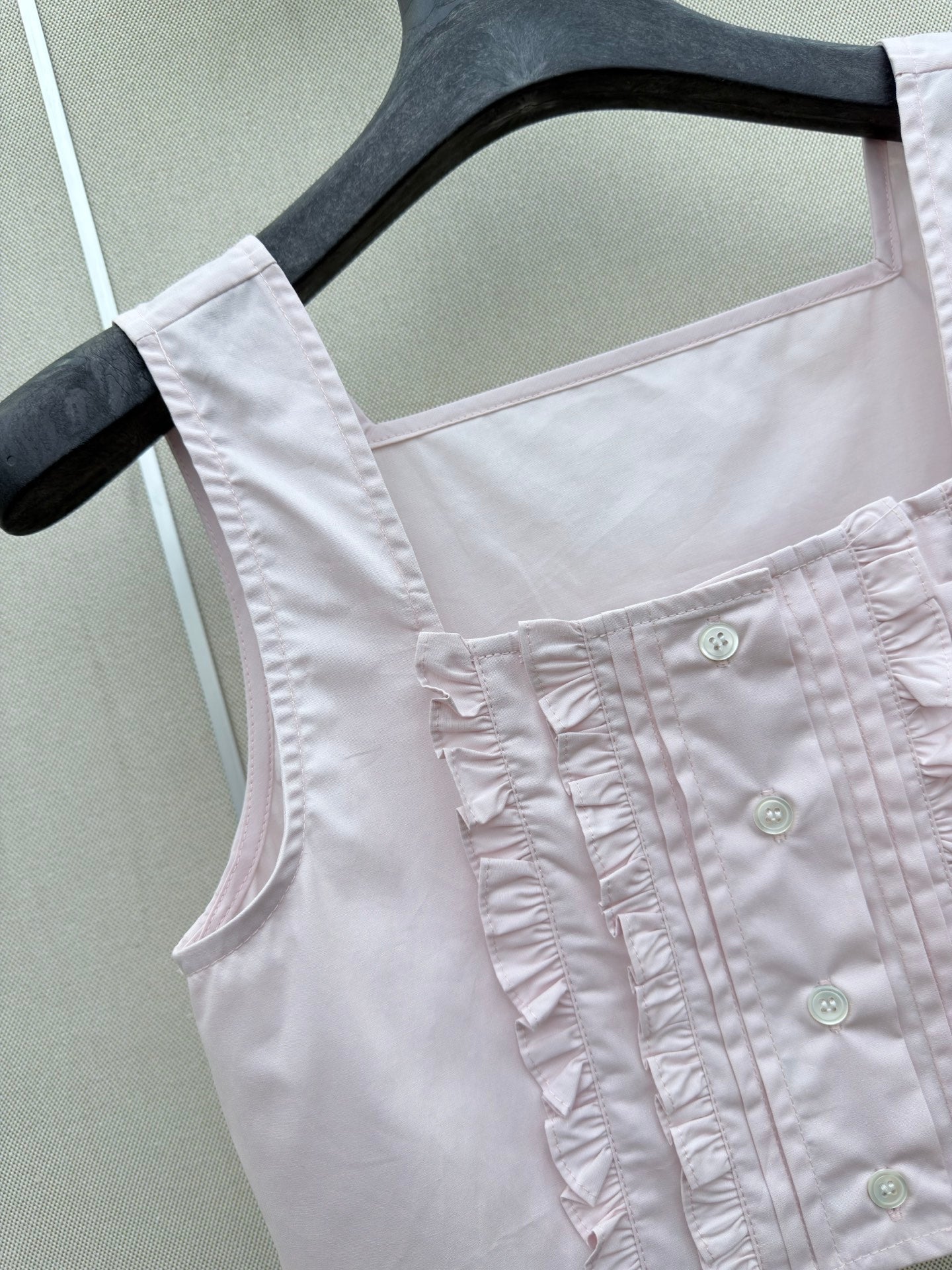 MIUMIU 26S SLEEVELESS CROPPED SQUARE-NECK TOP STYLE 1080