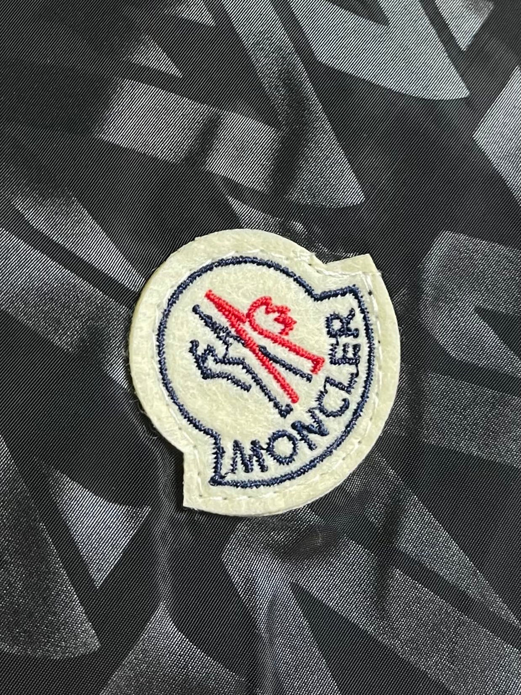 MONCLER 26S SHORTS 580