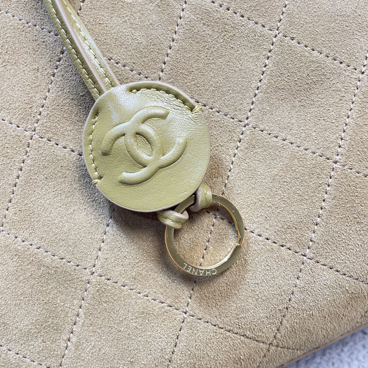 CHANEL 26S TOP HANDLE BAG MEDIUM 35 IN LIGHT BROWN QUILTED SUEDE AND CALFSKIN GOLD HARDWARE