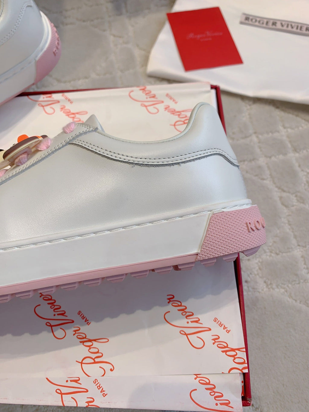 VIV' SKATE WHITE LEATHER SNEAKERS WITH PINK LACES AND CARTOON CHARMS