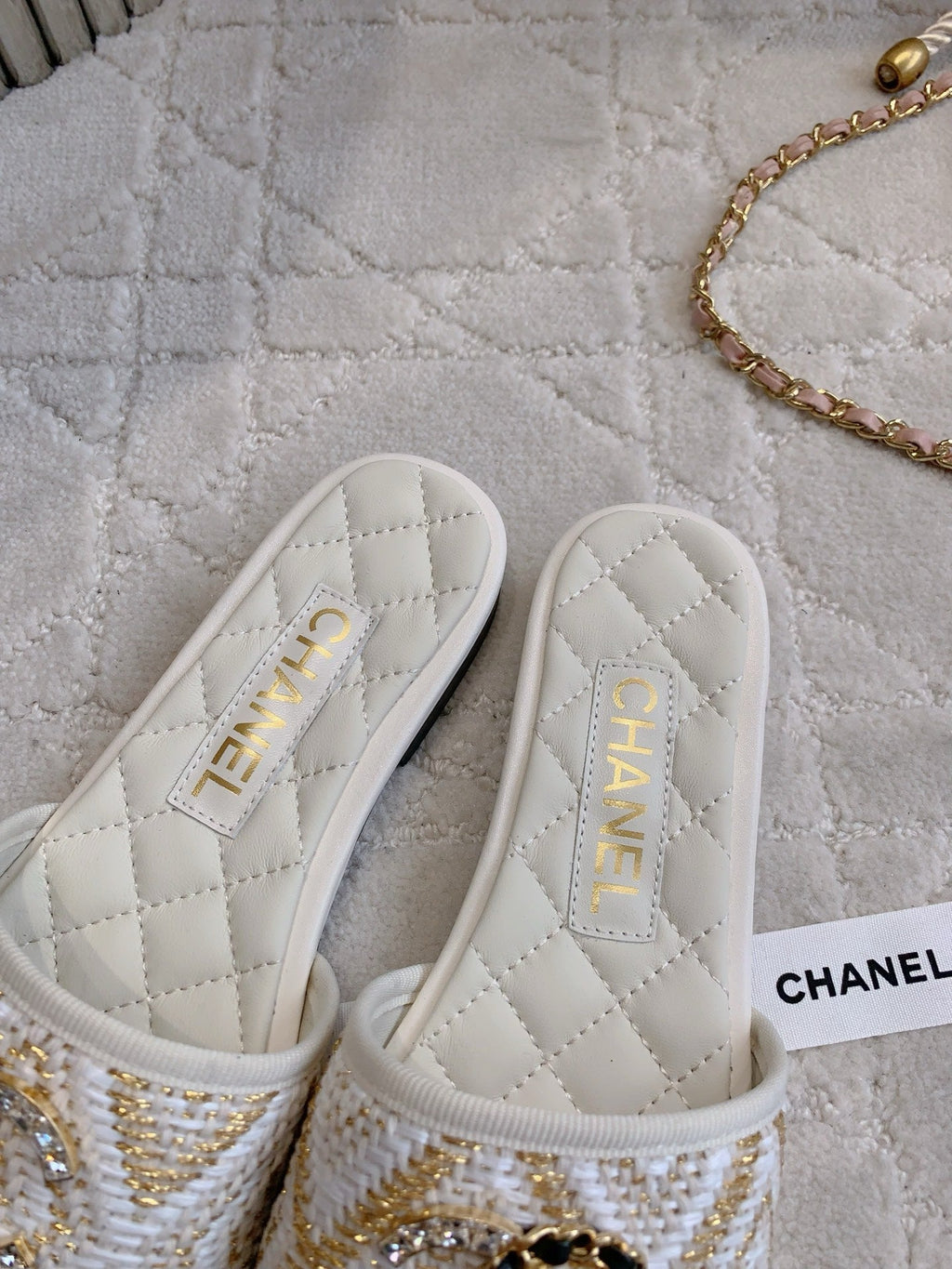 FLAT SANDALS LOGO STONE AND CHAIN IN WHITE LAMBSKIN WITH RAFFIA