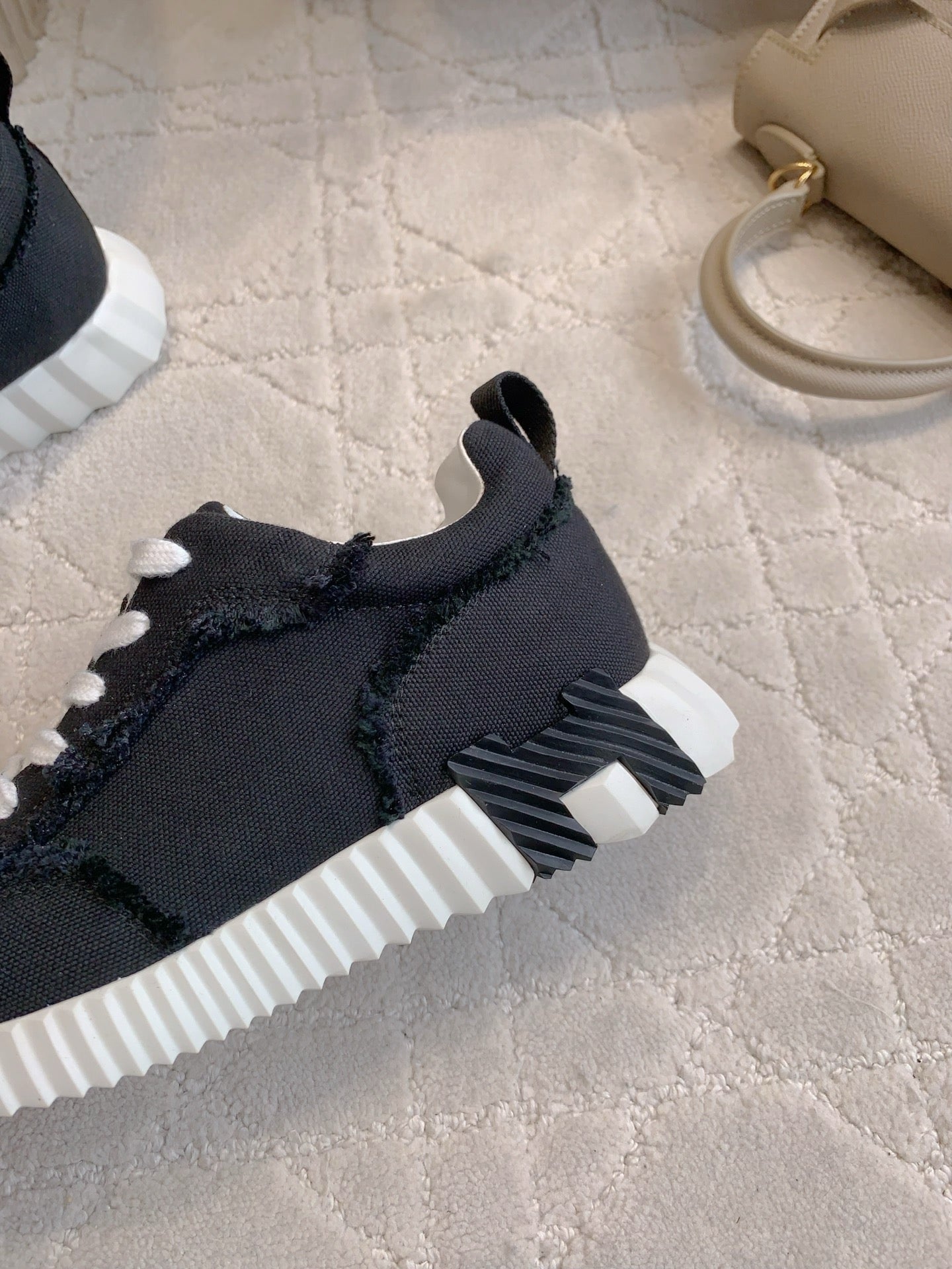 HM SNEAKER LOW SPORTS IN BLACK MESH