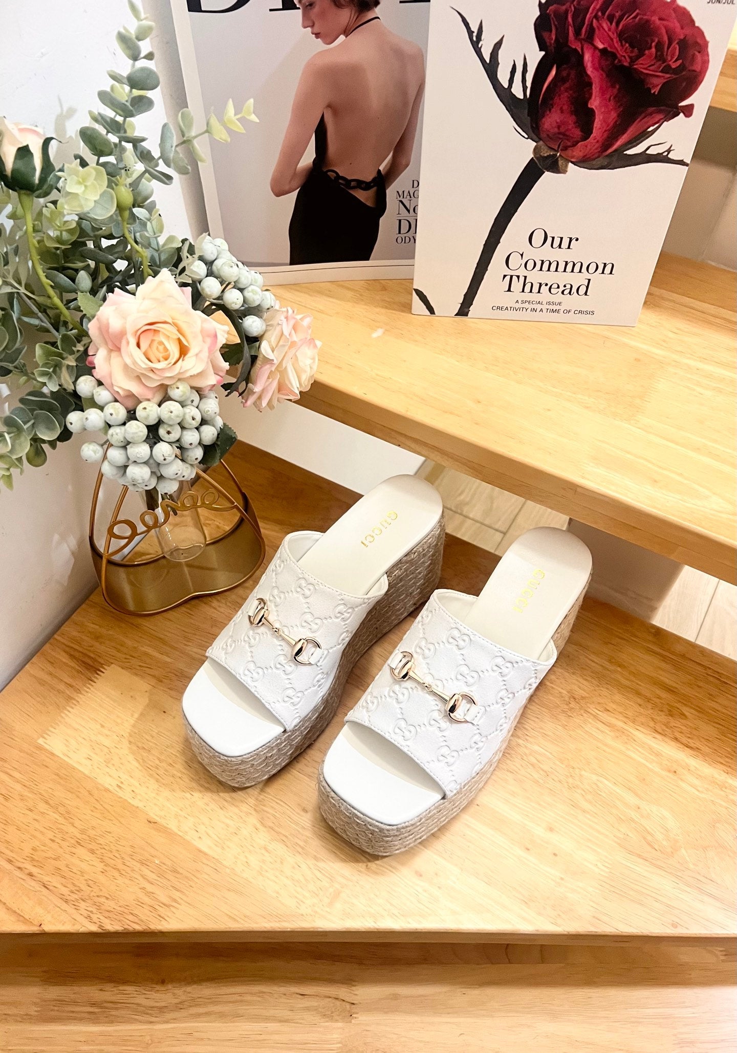 GUCCI 26S WEDGE SANDALS 100 MM IN WHITE SUEDE