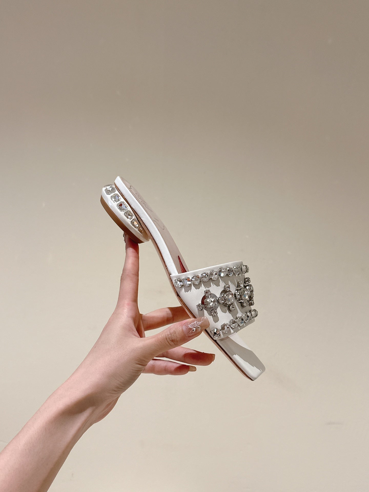 TRUMPET METALLIC MULES IN WHITE SMOOTH CALFSKIN WITH EMBELLISHED BUCKLE