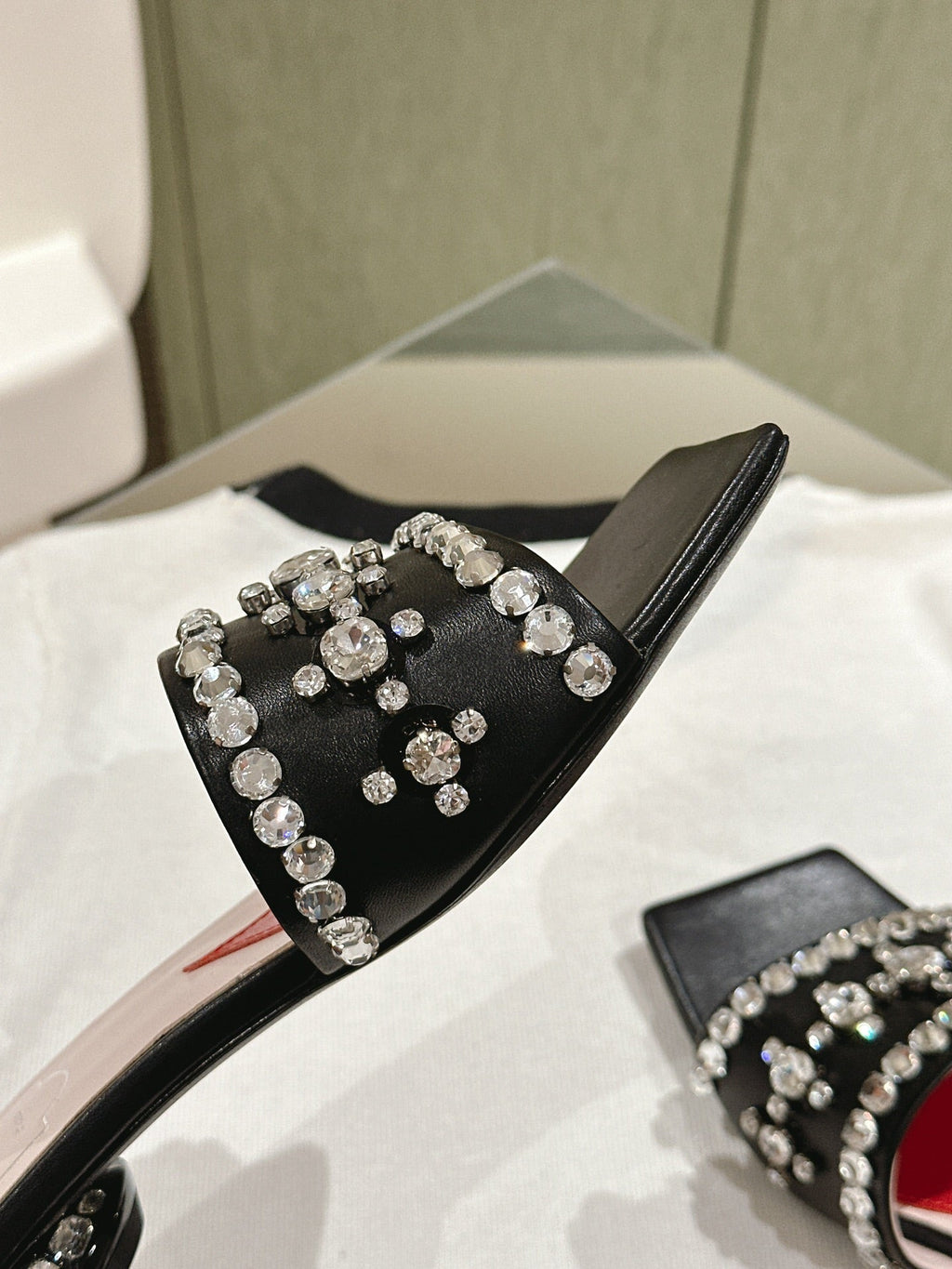 TRUMPET METALLIC MULES IN BLACK PATENT CALFSKIN WITH EMBELLISHED BUCKLE