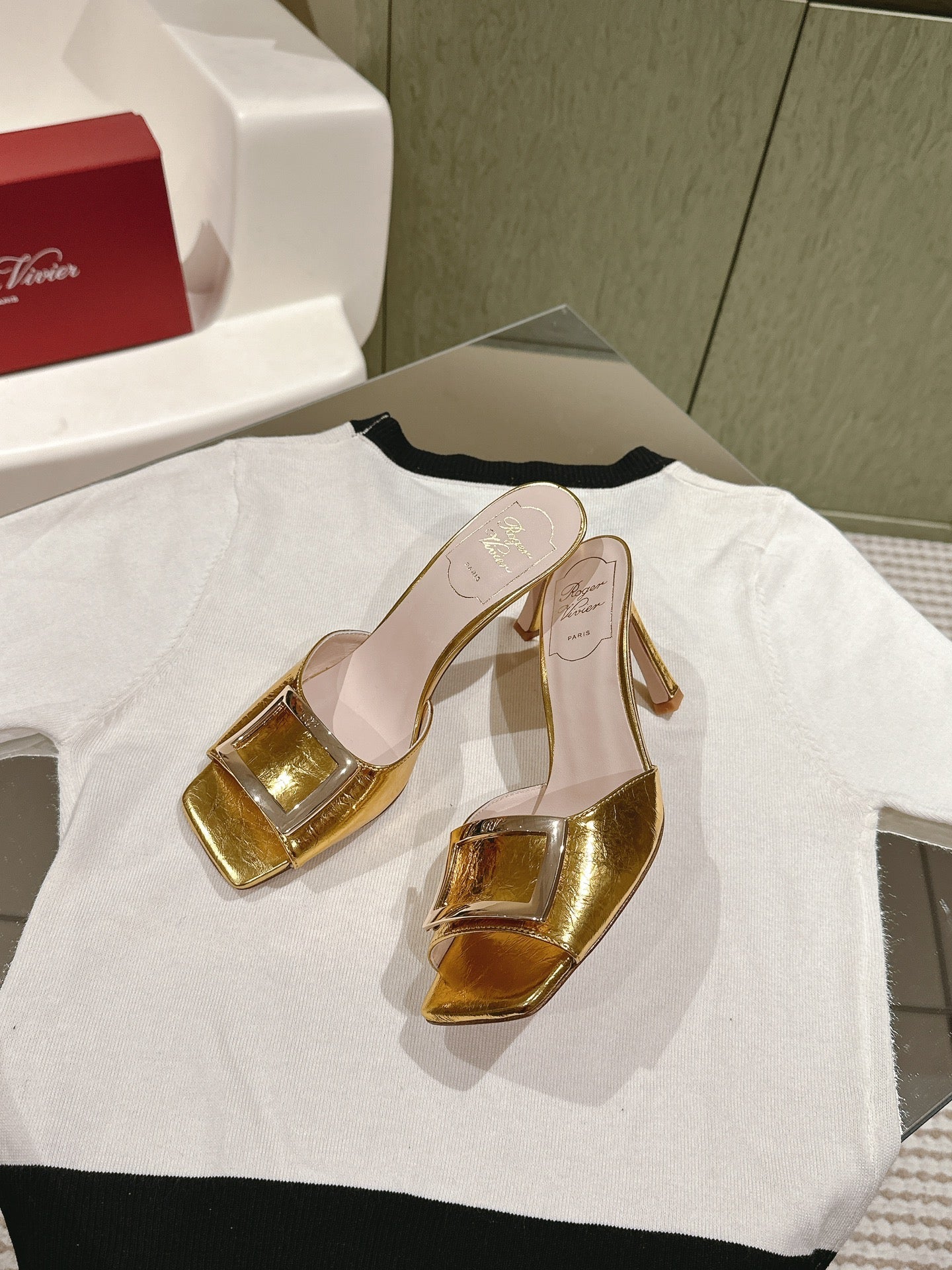 TRUMPET METALLIC MULES IN GOLD PATENT CALFSKIN