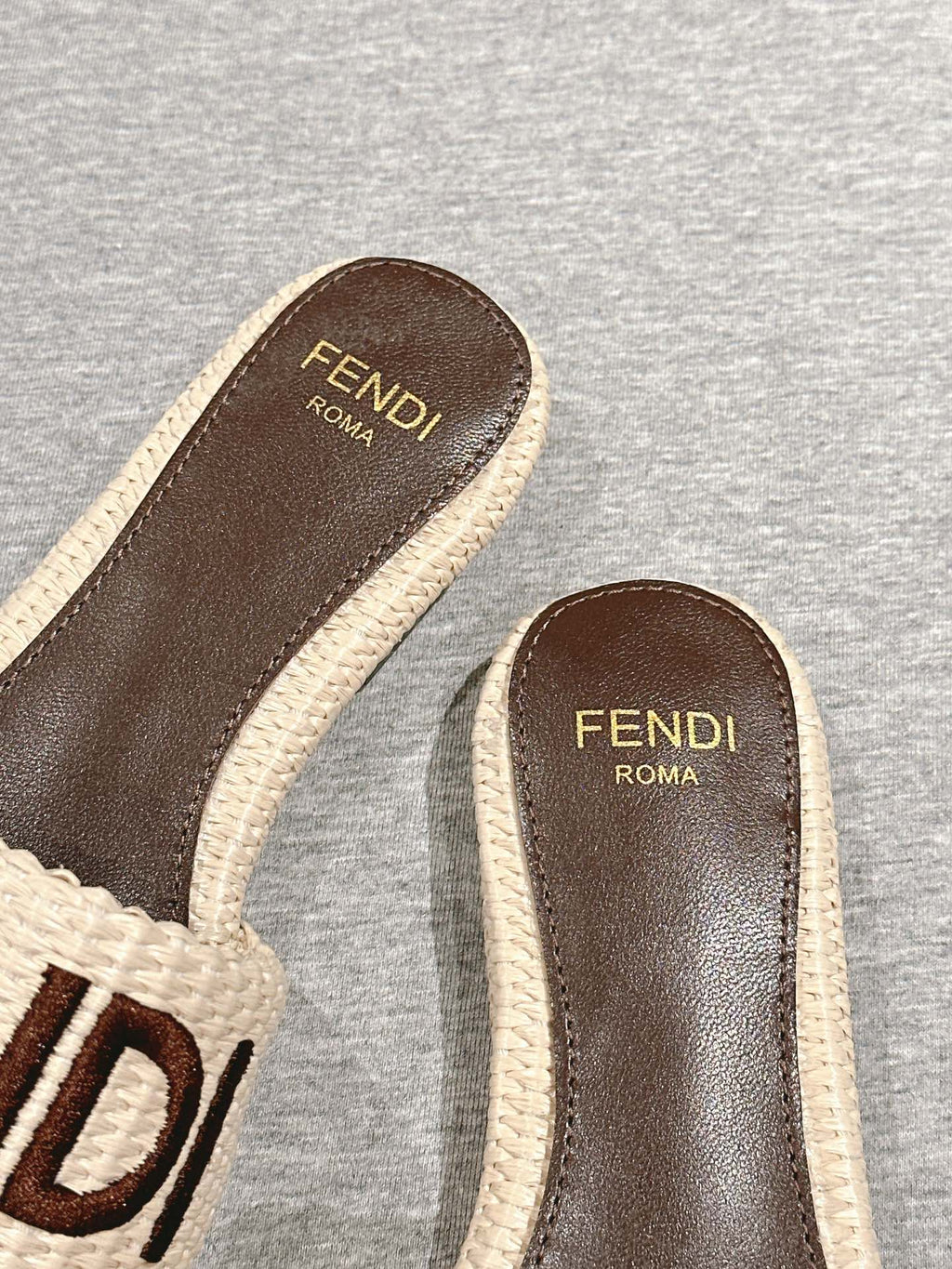 FENDI SIGNATURE MULE SLIDES IN WHITE FIBRE WITH BROWN EMBROIDERED LOGO