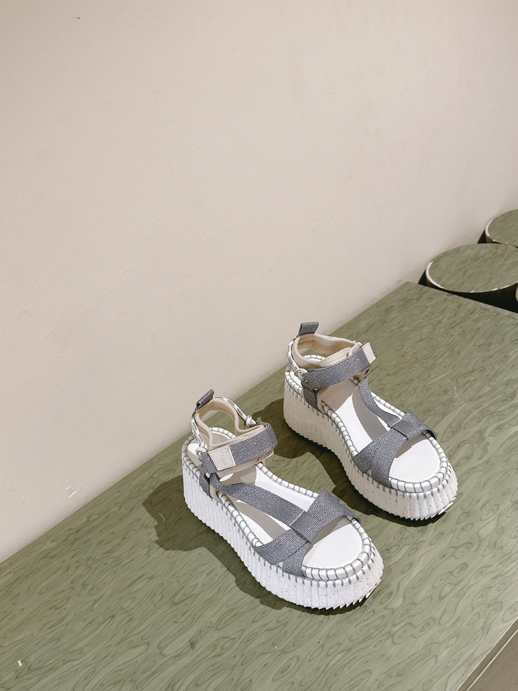CHLOÉ 26S WEDGE SANDALS IN WHITE LAMBSKIN AND GREY CANVAS