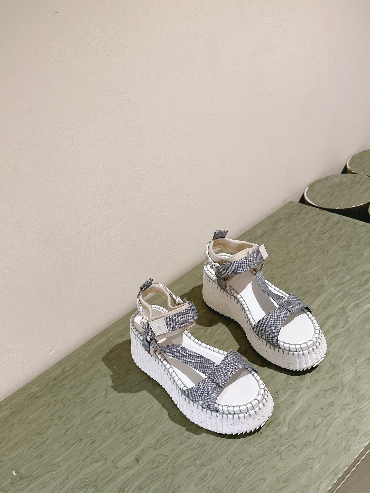 CHLOÉ 26S WEDGE SANDALS IN WHITE LAMBSKIN AND GREY CANVAS