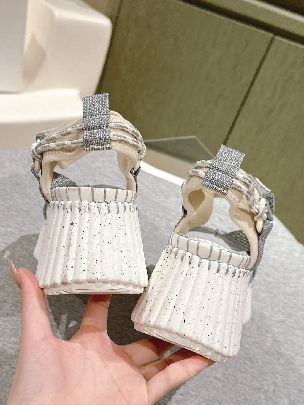 CHLOÉ 26S WEDGE SANDALS IN WHITE LAMBSKIN AND GREY CANVAS