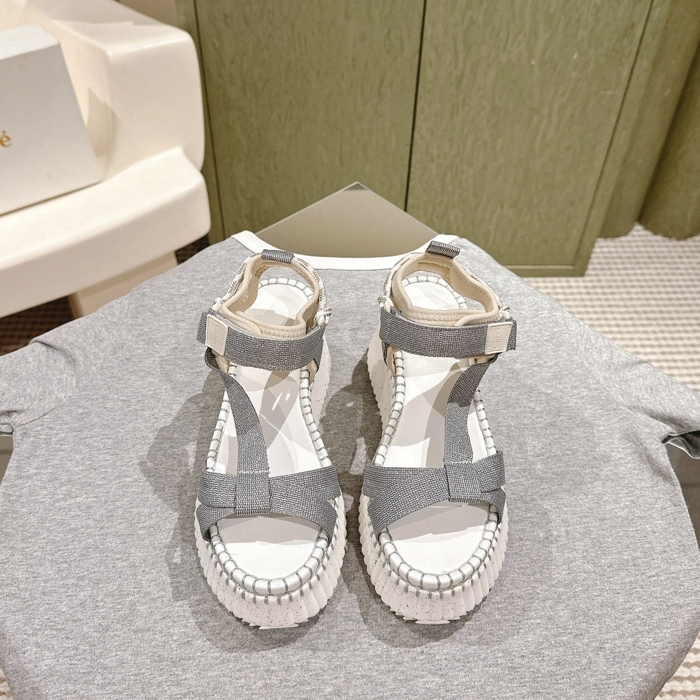 CHLOÉ 26S WEDGE SANDALS IN WHITE LAMBSKIN AND GREY CANVAS