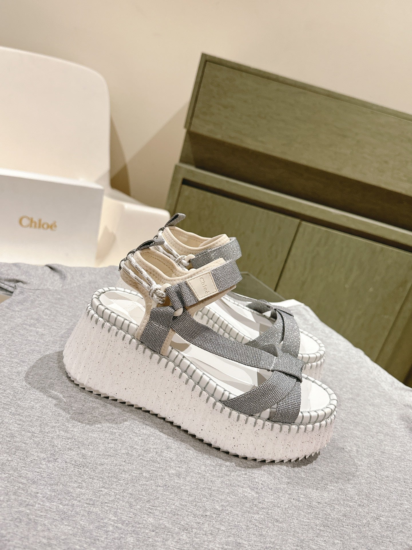 CHLOÉ 26S WEDGE SANDALS IN WHITE LAMBSKIN AND GREY CANVAS