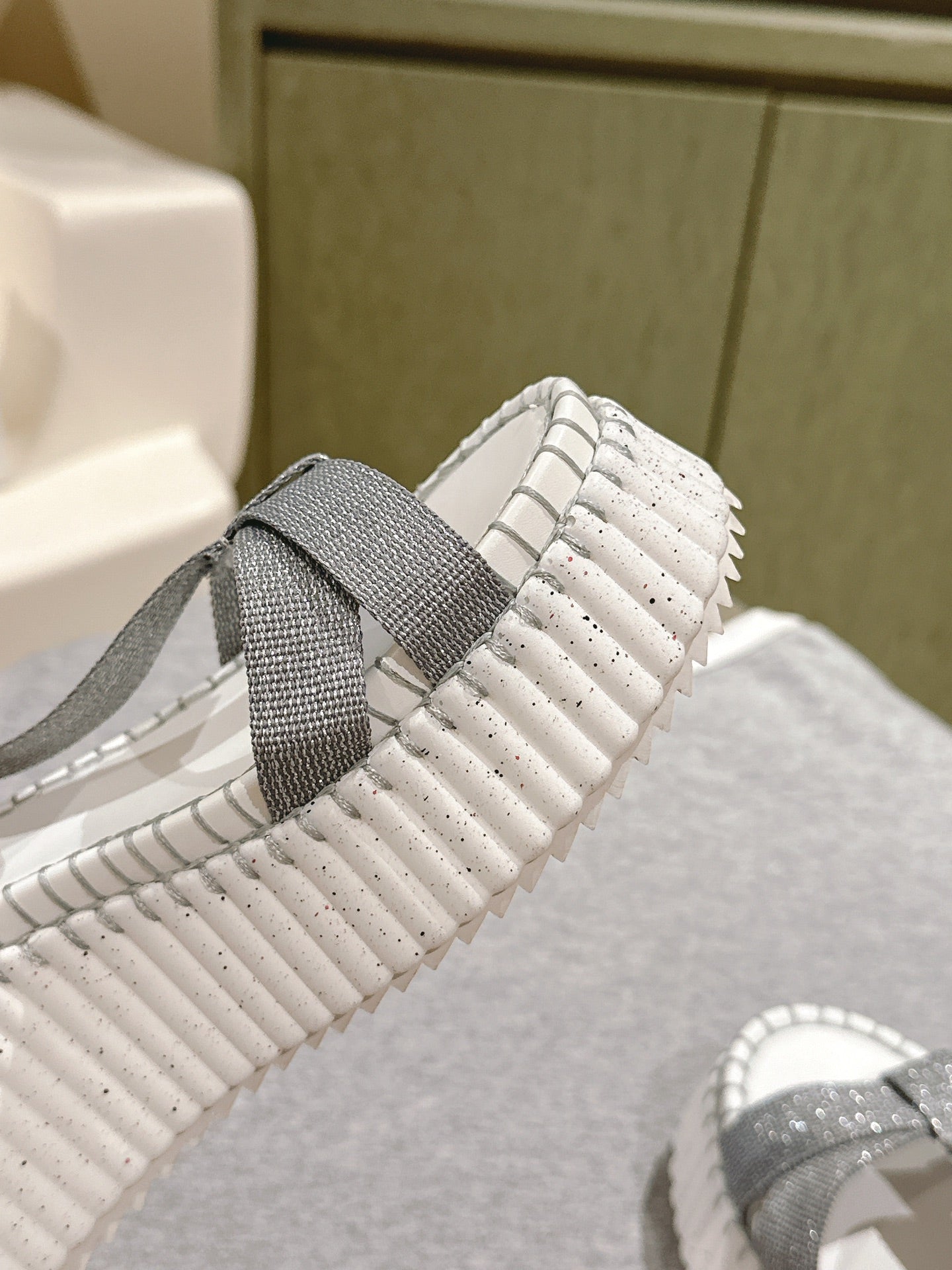 CHLOÉ 26S WEDGE SANDALS IN WHITE LAMBSKIN AND GREY CANVAS