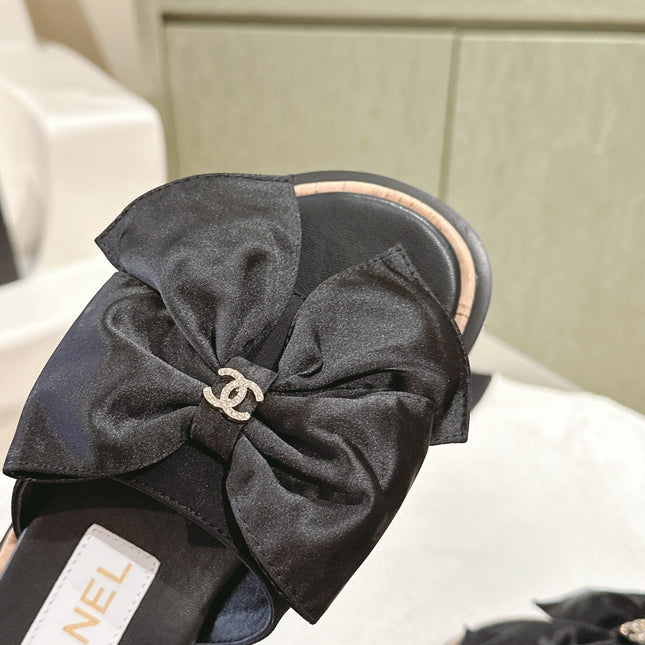 CC SLIPPERS WITH SILK BOW IN BLACK COWHIDE