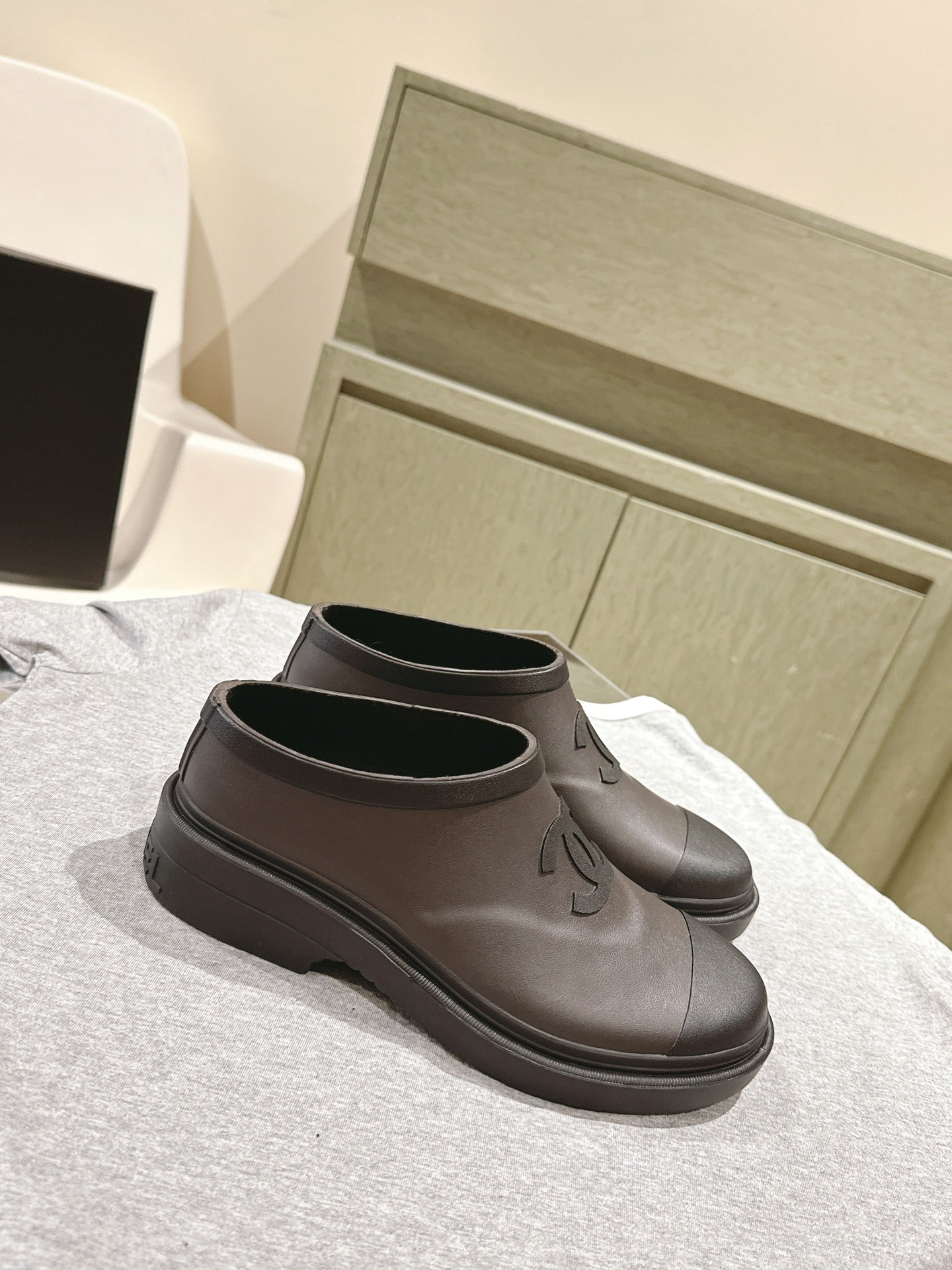 CC RAIN BOOTS IN BROWN AND BLACK TPU