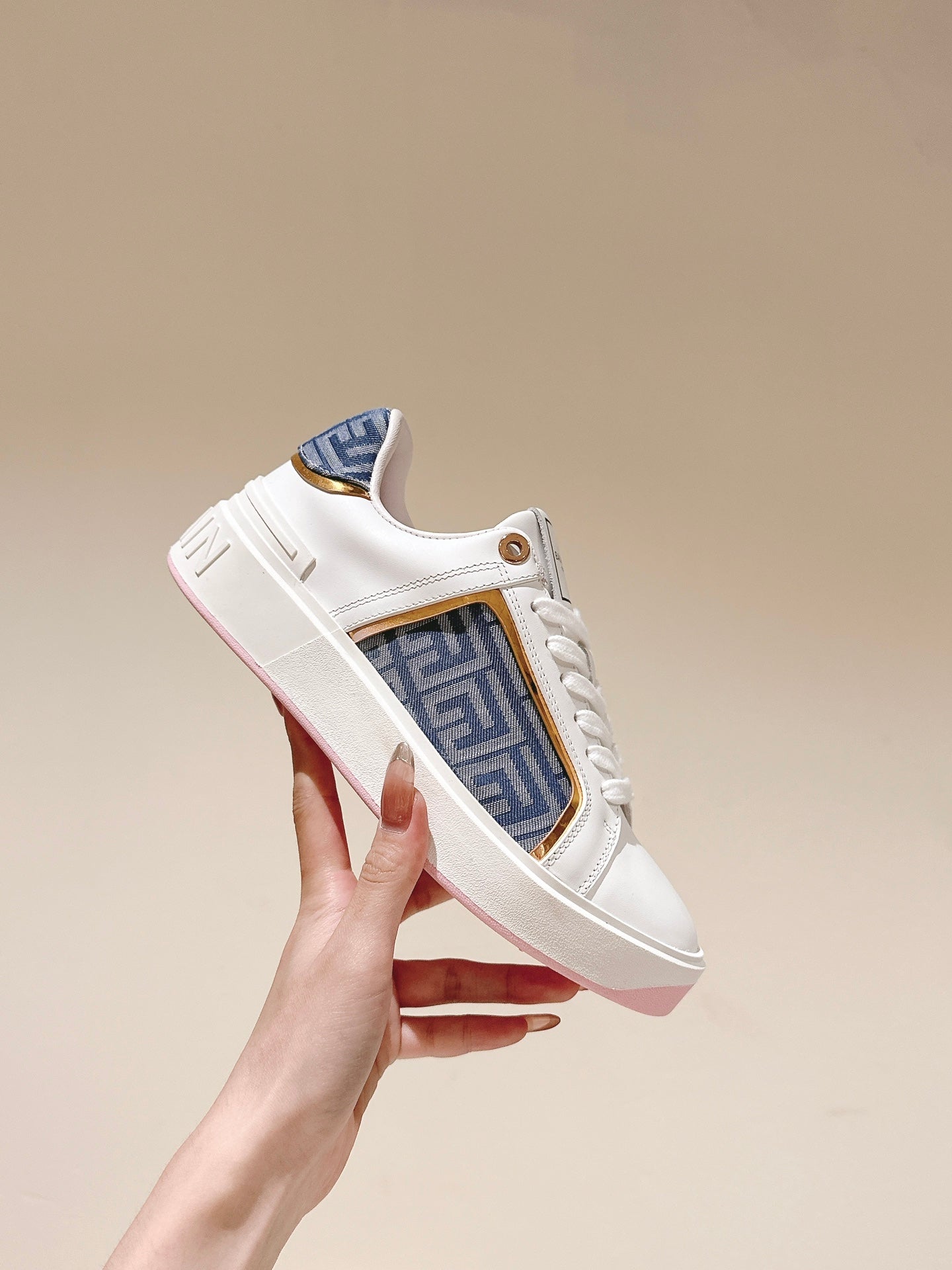 BALMAIN 26S SNEAKERS IN WHITE CALFSKIN AND BLUE CANVAS WITH LIGHT PINK SOLE