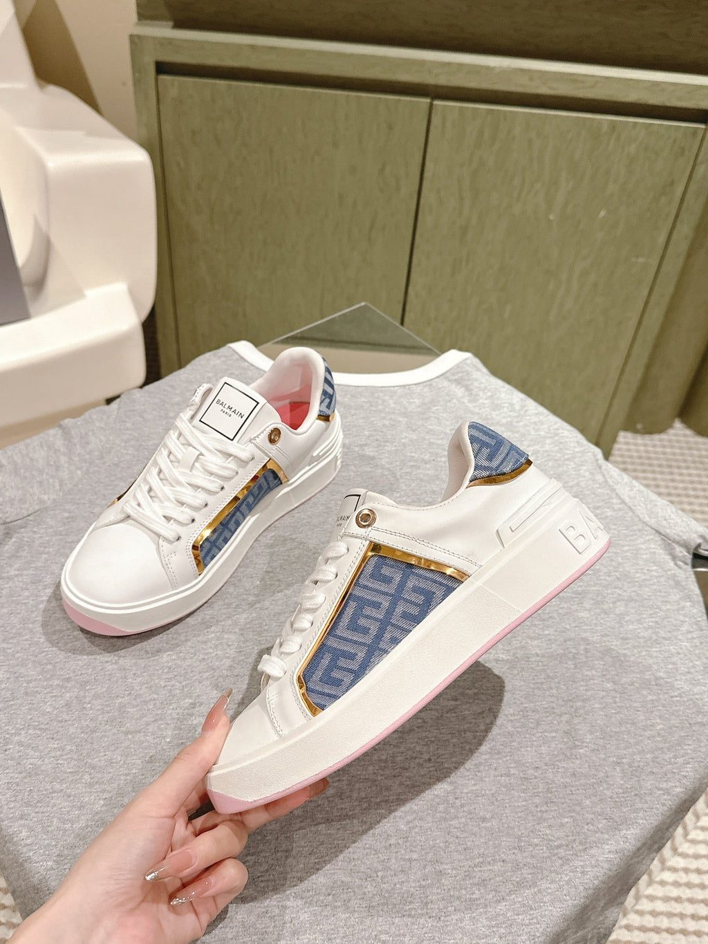 BALMAIN 26S SNEAKERS IN WHITE CALFSKIN AND BLUE CANVAS WITH LIGHT PINK SOLE