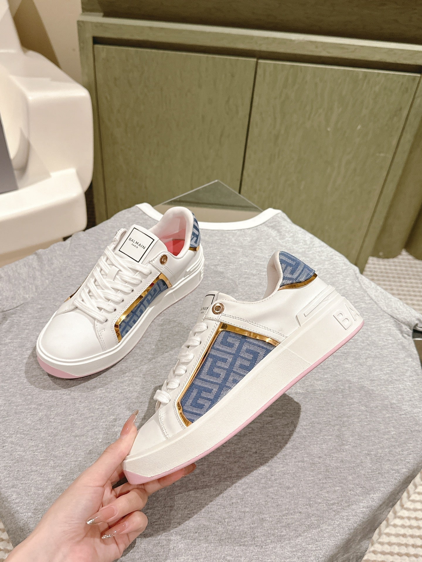 BALMAIN 26S SNEAKERS IN WHITE CALFSKIN AND BLUE CANVAS WITH LIGHT PINK SOLE