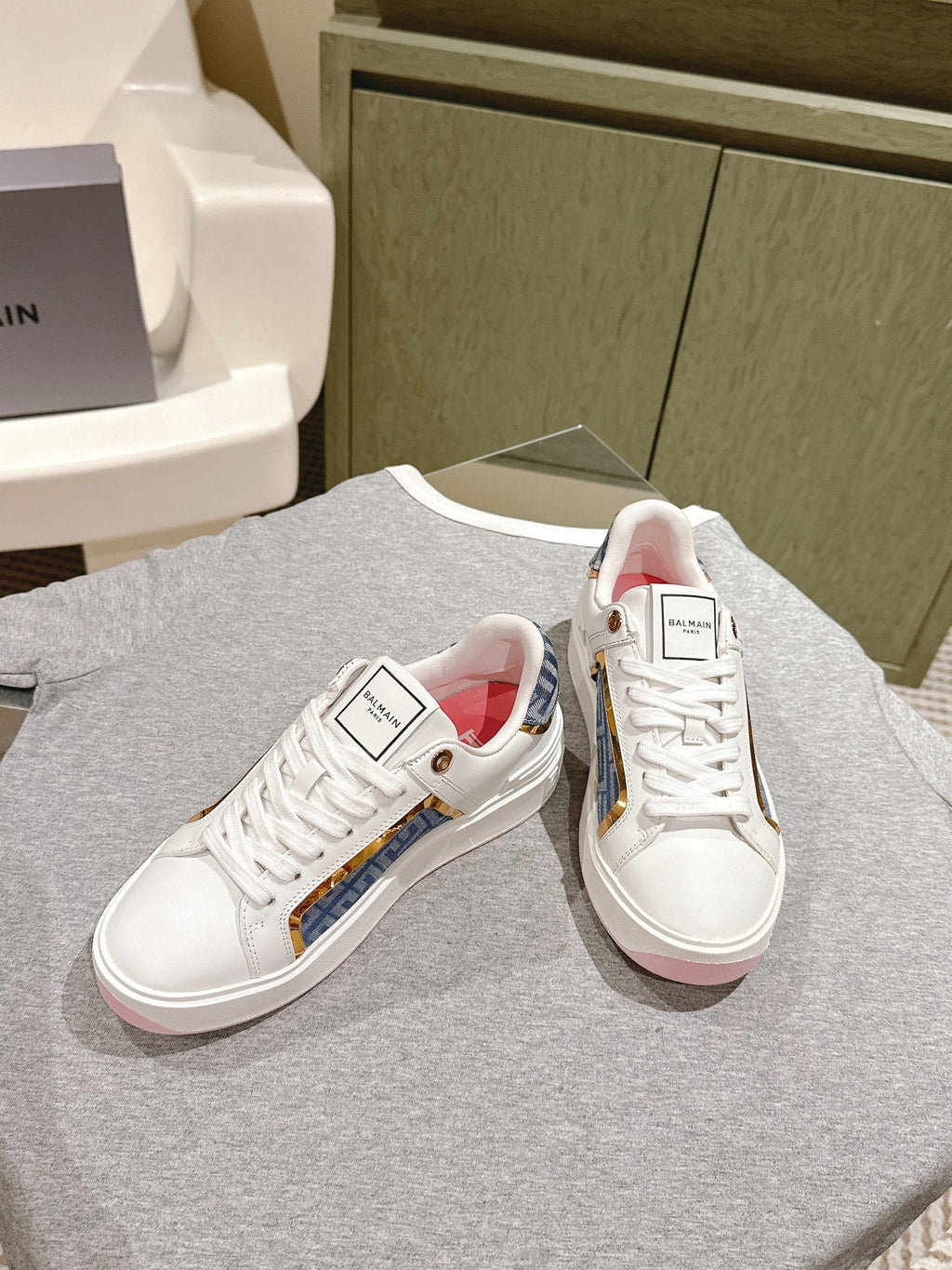 BALMAIN 26S SNEAKERS IN WHITE CALFSKIN AND BLUE CANVAS WITH LIGHT PINK SOLE