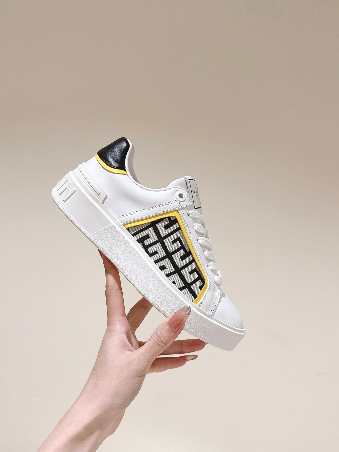 BALMAIN 26S SNEAKERS IN WHITE CALFSKIN AND BEIGE CANVAS
