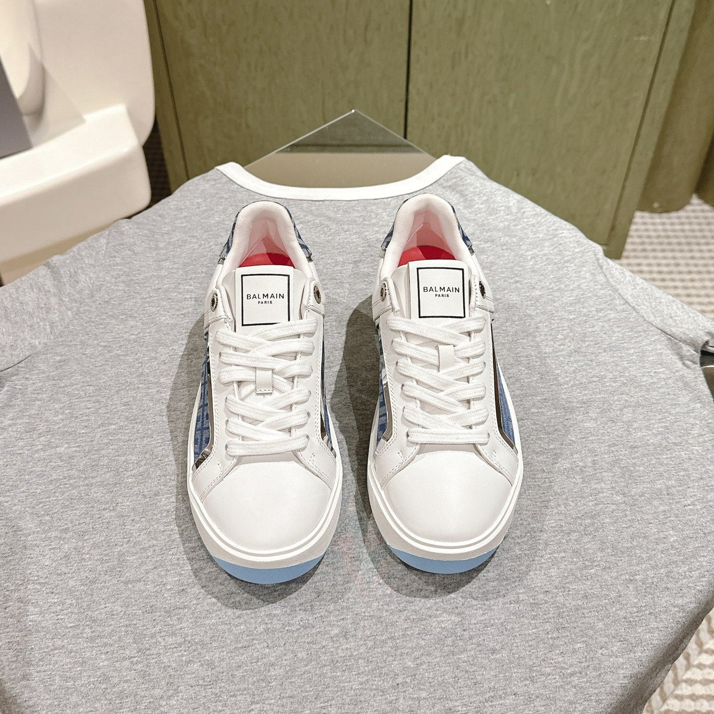 BALMAIN 26S SNEAKERS IN WHITE CALFSKIN AND BLUE CANVAS WITH BLUE SOLE