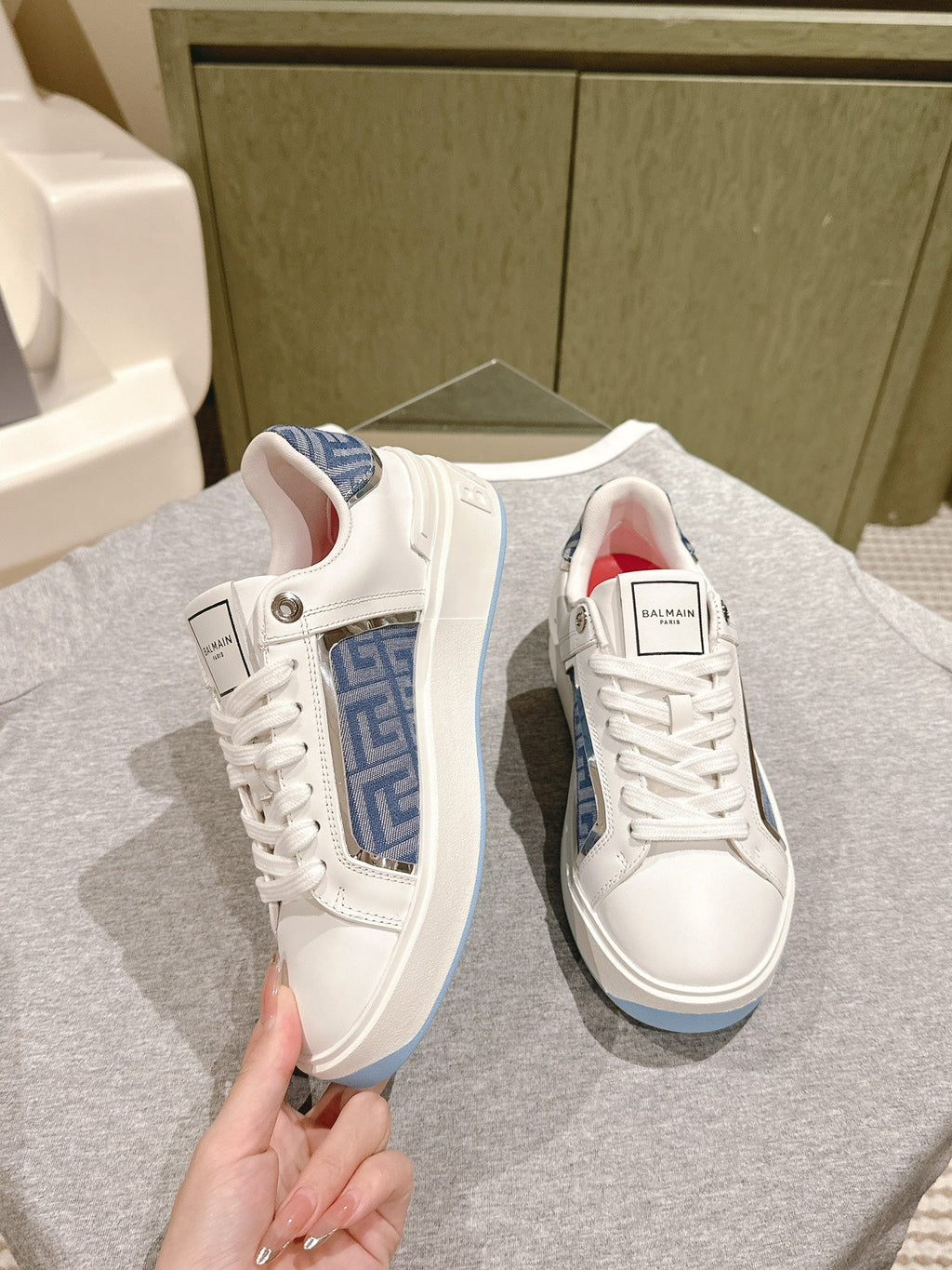 BALMAIN 26S SNEAKERS IN WHITE CALFSKIN AND BLUE CANVAS WITH BLUE SOLE