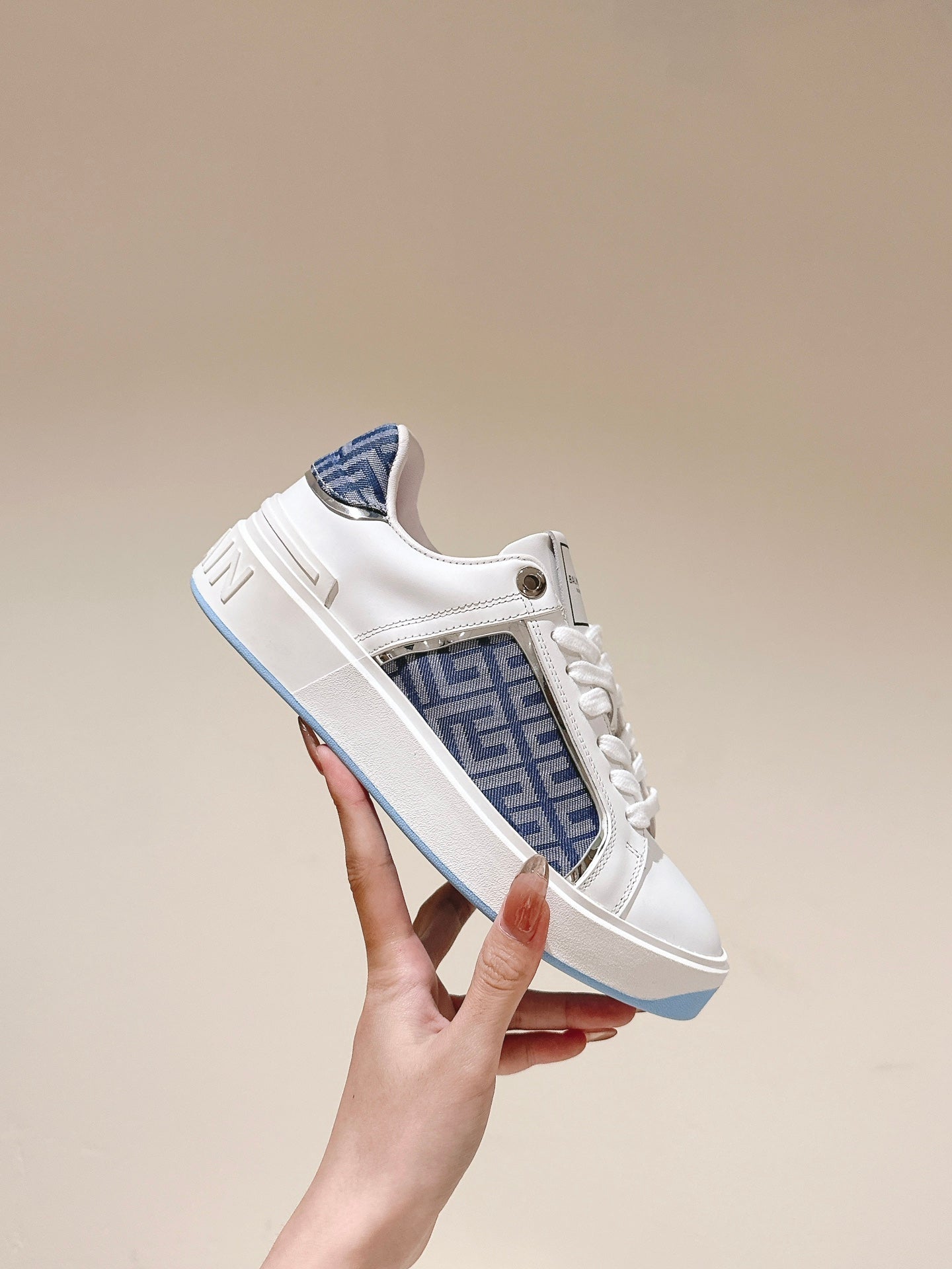 BALMAIN 26S SNEAKERS IN WHITE CALFSKIN AND BLUE CANVAS WITH BLUE SOLE