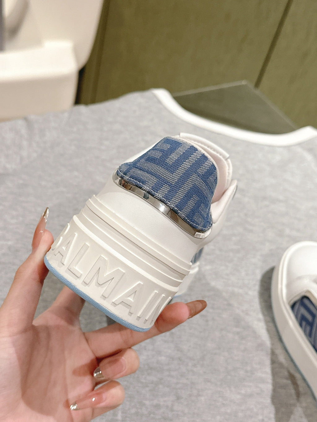 BALMAIN 26S SNEAKERS IN WHITE CALFSKIN AND BLUE CANVAS WITH BLUE SOLE