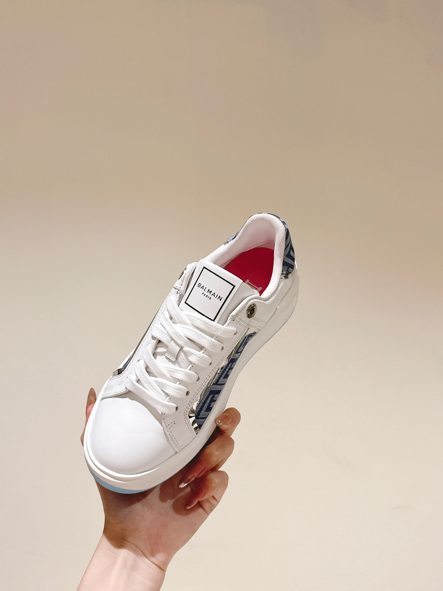 BALMAIN 26S SNEAKERS IN WHITE CALFSKIN AND BLUE CANVAS WITH BLUE SOLE
