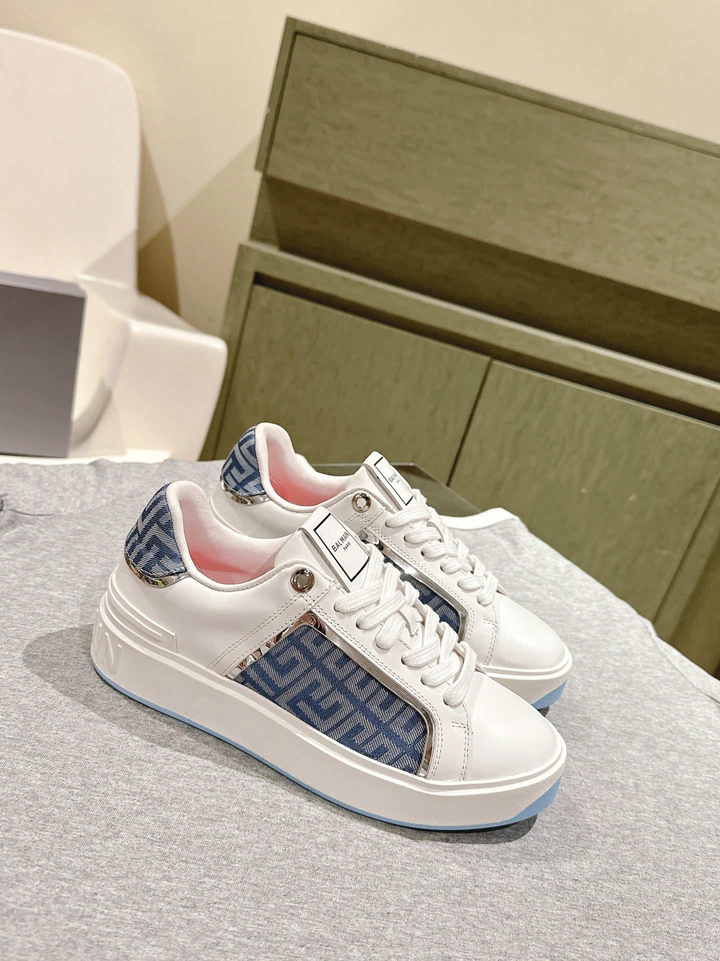 BALMAIN 26S SNEAKERS IN WHITE CALFSKIN AND BLUE CANVAS WITH BLUE SOLE