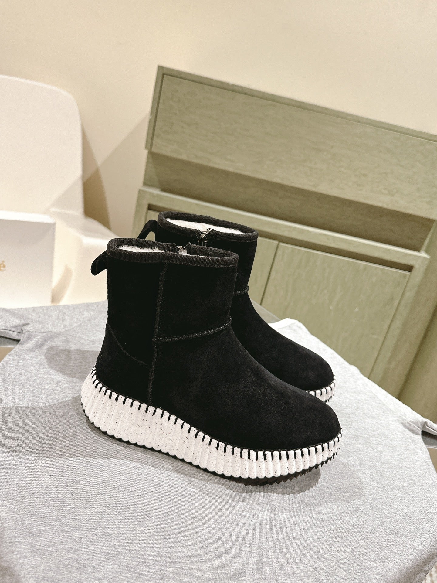 CHLOÉ 26S SHEARLING ANKLE BOOTS IN BLACK SUEDE