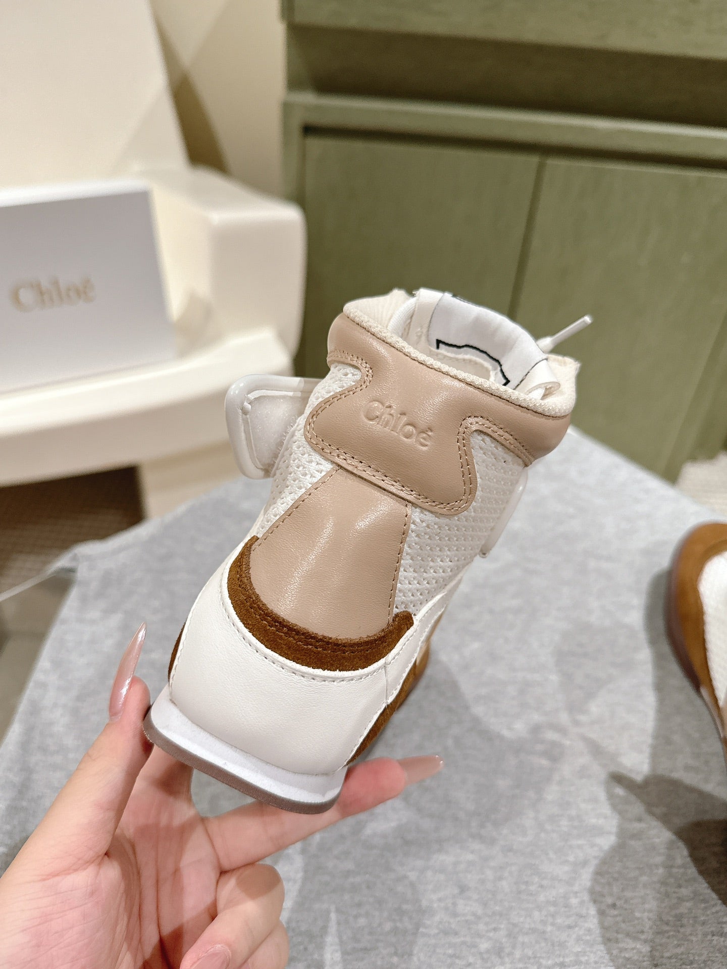 CHLOÉ 26S HIGH-TOP SNEAKERS IN WHITE CALFSKIN AND BROWN SUEDE