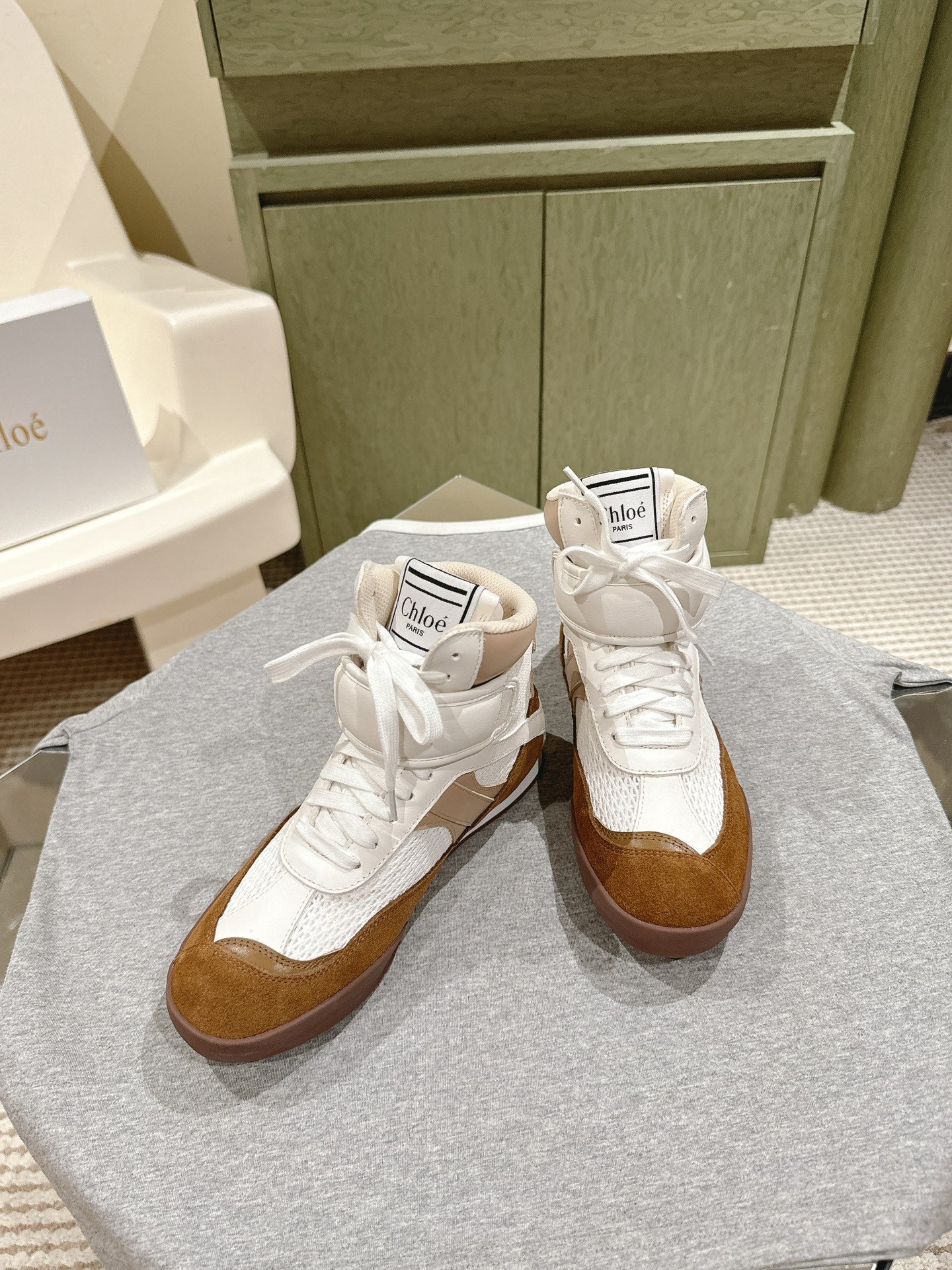 CHLOÉ 26S HIGH-TOP SNEAKERS IN WHITE CALFSKIN AND BROWN SUEDE
