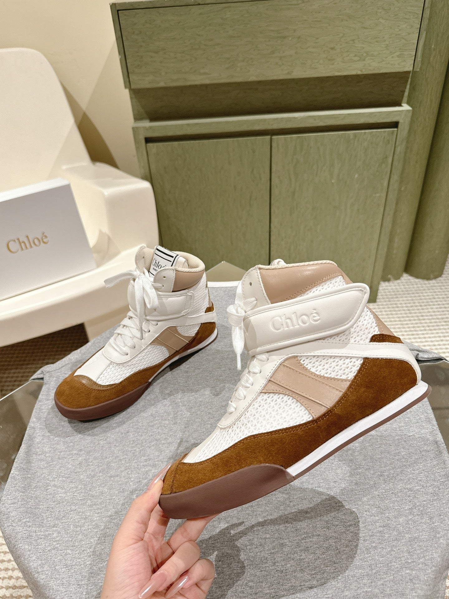 CHLOÉ 26S HIGH-TOP SNEAKERS IN WHITE CALFSKIN AND BROWN SUEDE